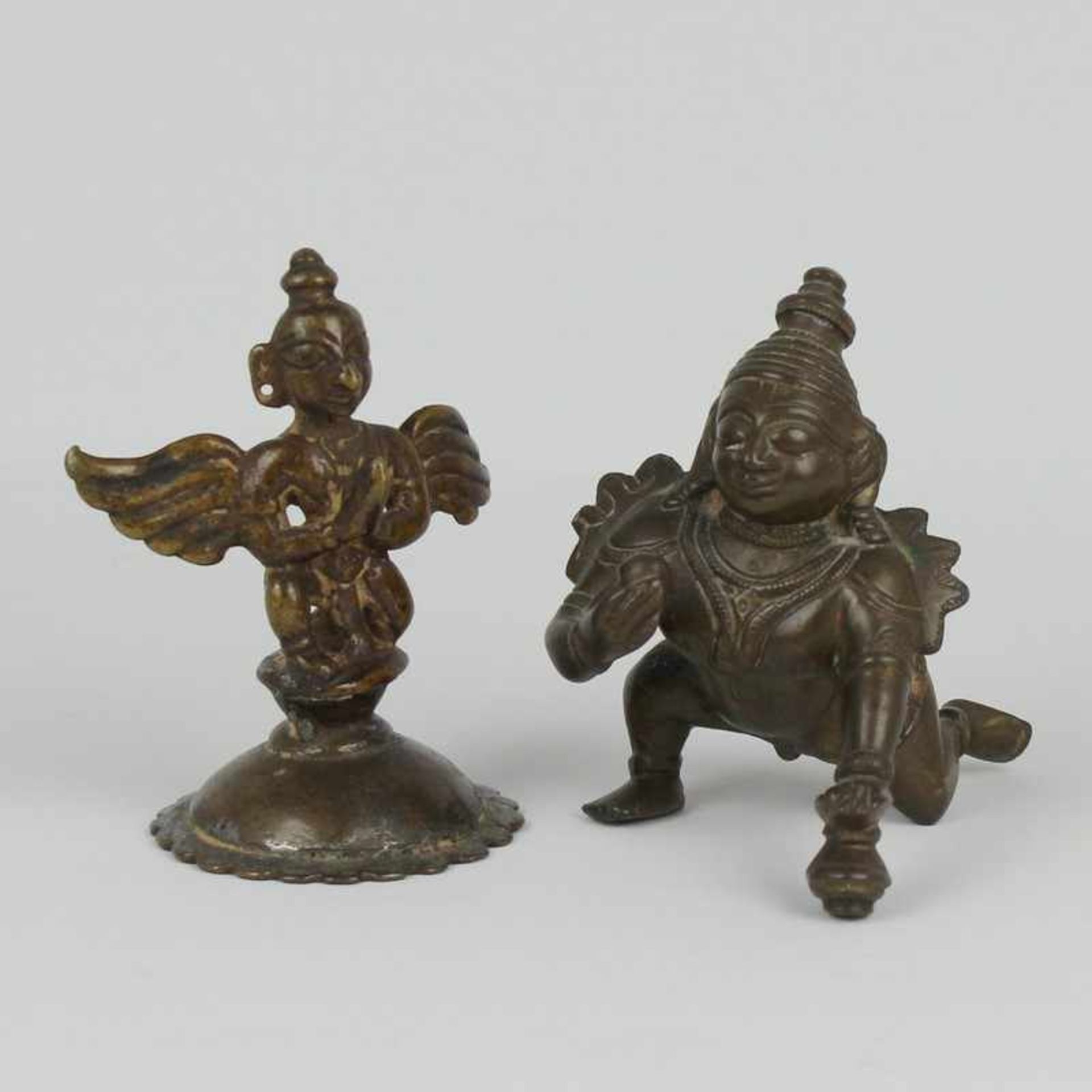 Hindusitische Figuren 2 St., wohl Indien, Bronze, patiniert, vollplastische Figuren versch.