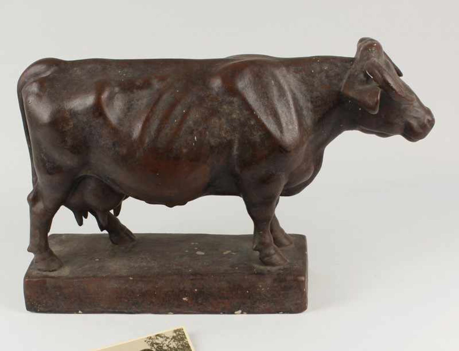 Christlieb, Harry Gips, braun gefasst, vollplastische Tierfigur einer stehenden Kuh, rechteckiger