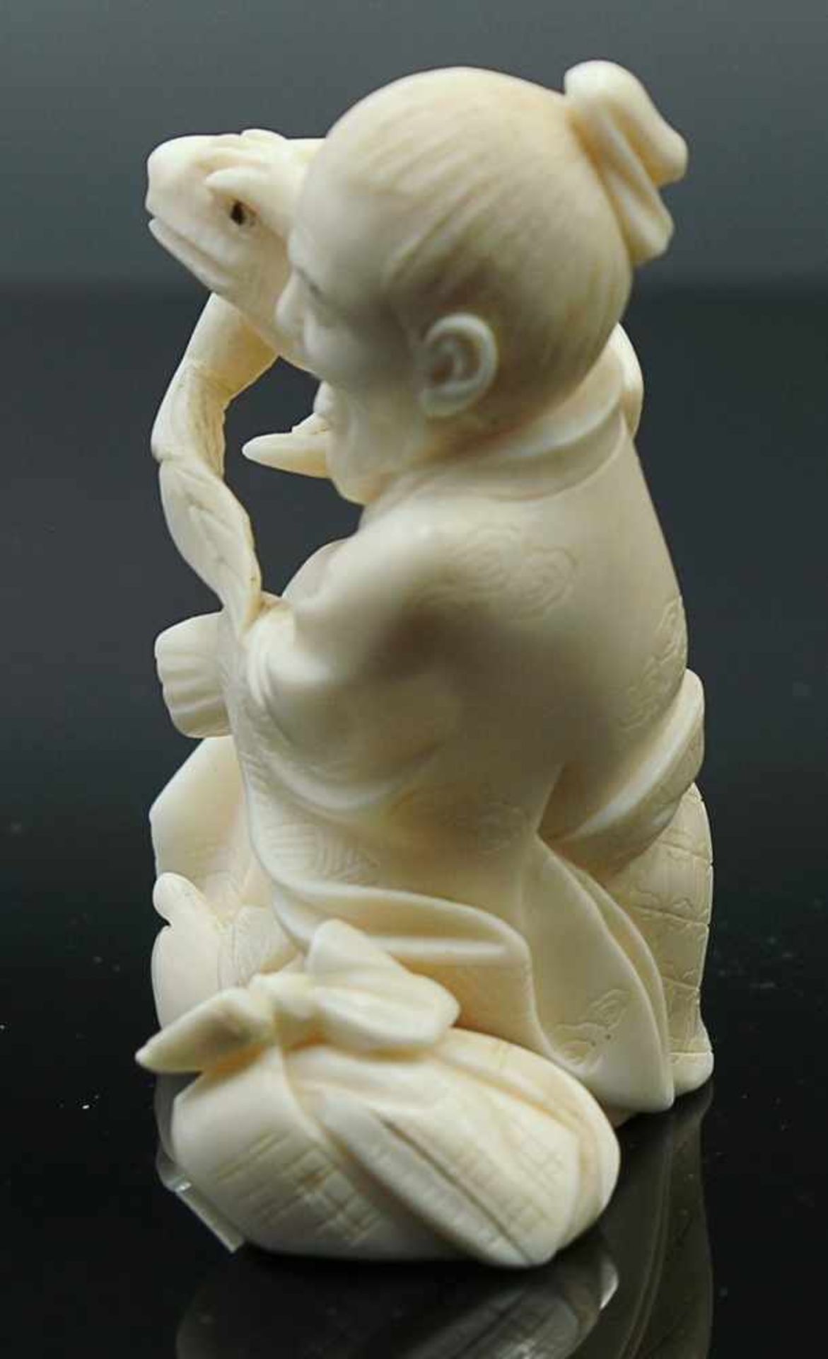 Figur vollplastische Beinschnitzerei, partiell geschwärzt, sitzender Sennin Gama m. einem Frosch - Bild 4 aus 4
