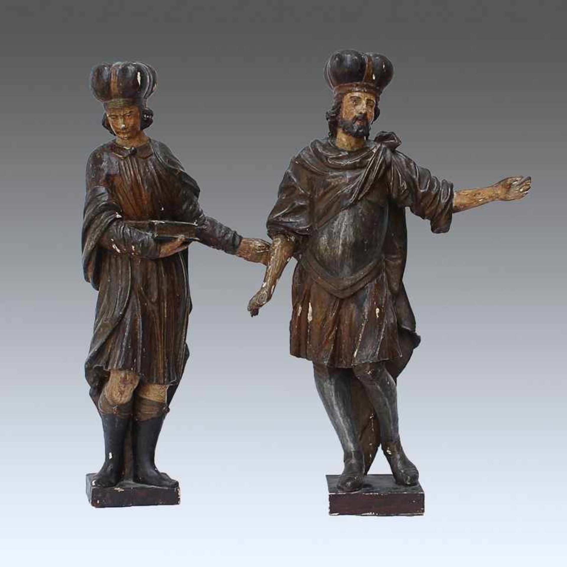 Zwei männliche Heiligenfiguren um 1700, wohl süddeutsch o. Österreich, Holz, geschnitzt,