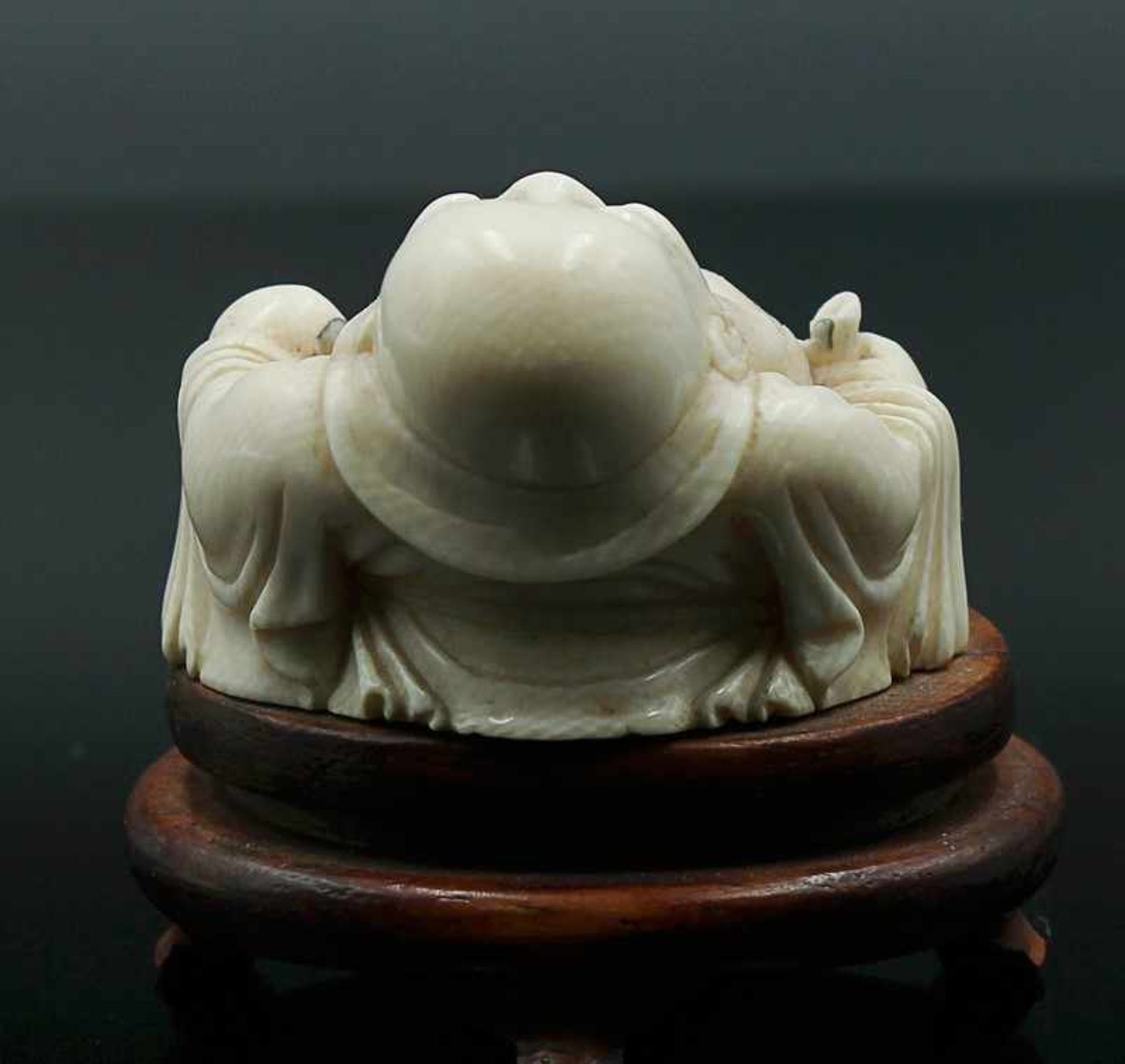 Figur - Budai vollplastische Beinschnitzerei, lachender Glücksgott - Budai m. einer Gebetskette, auf - Bild 4 aus 4
