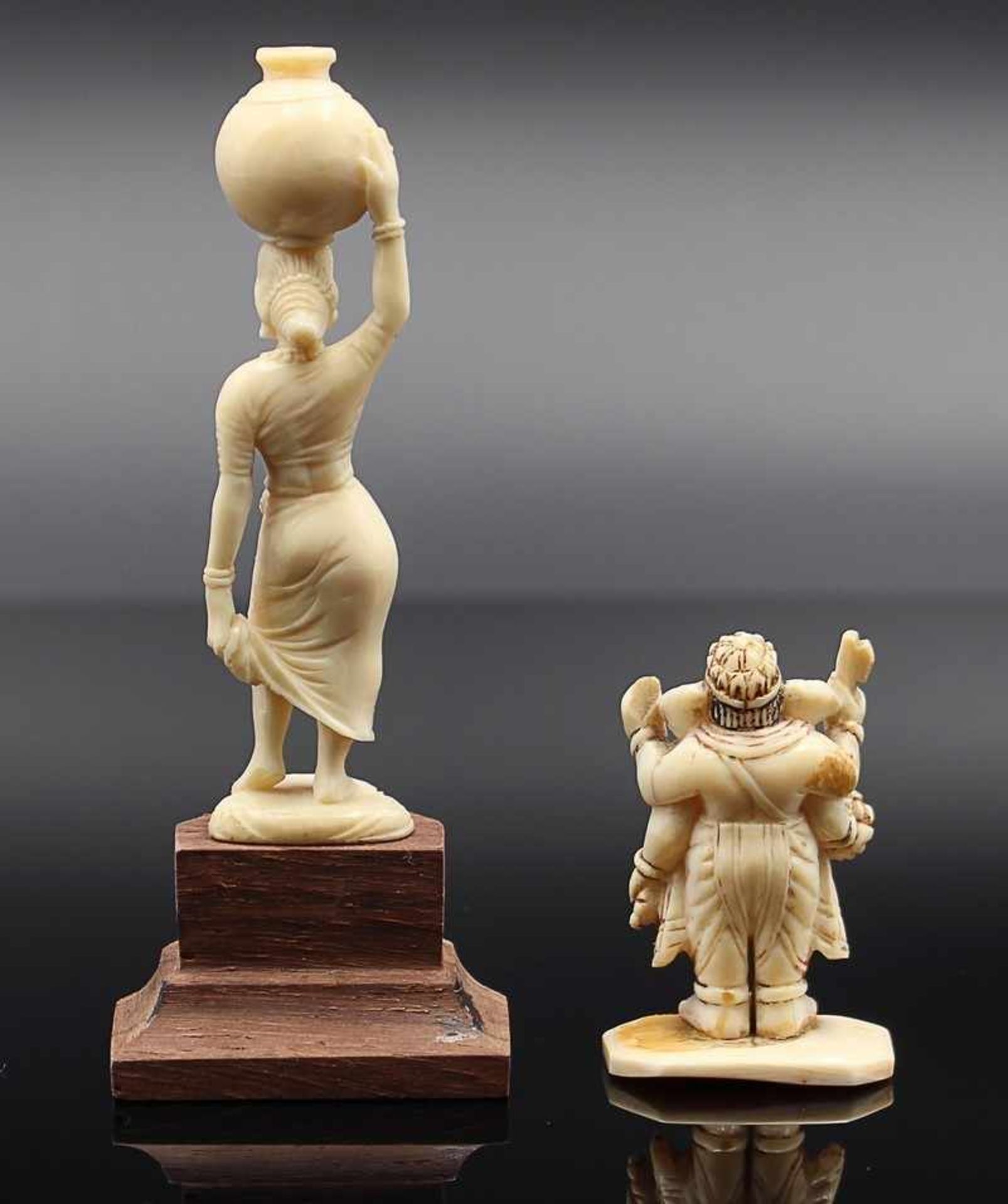 Figuren 1.H. 20.Jh., Indien, 2 St., vollplastische Beinschnitzerei, 1x Dame m. einem Gefäß auf dem - Bild 3 aus 4