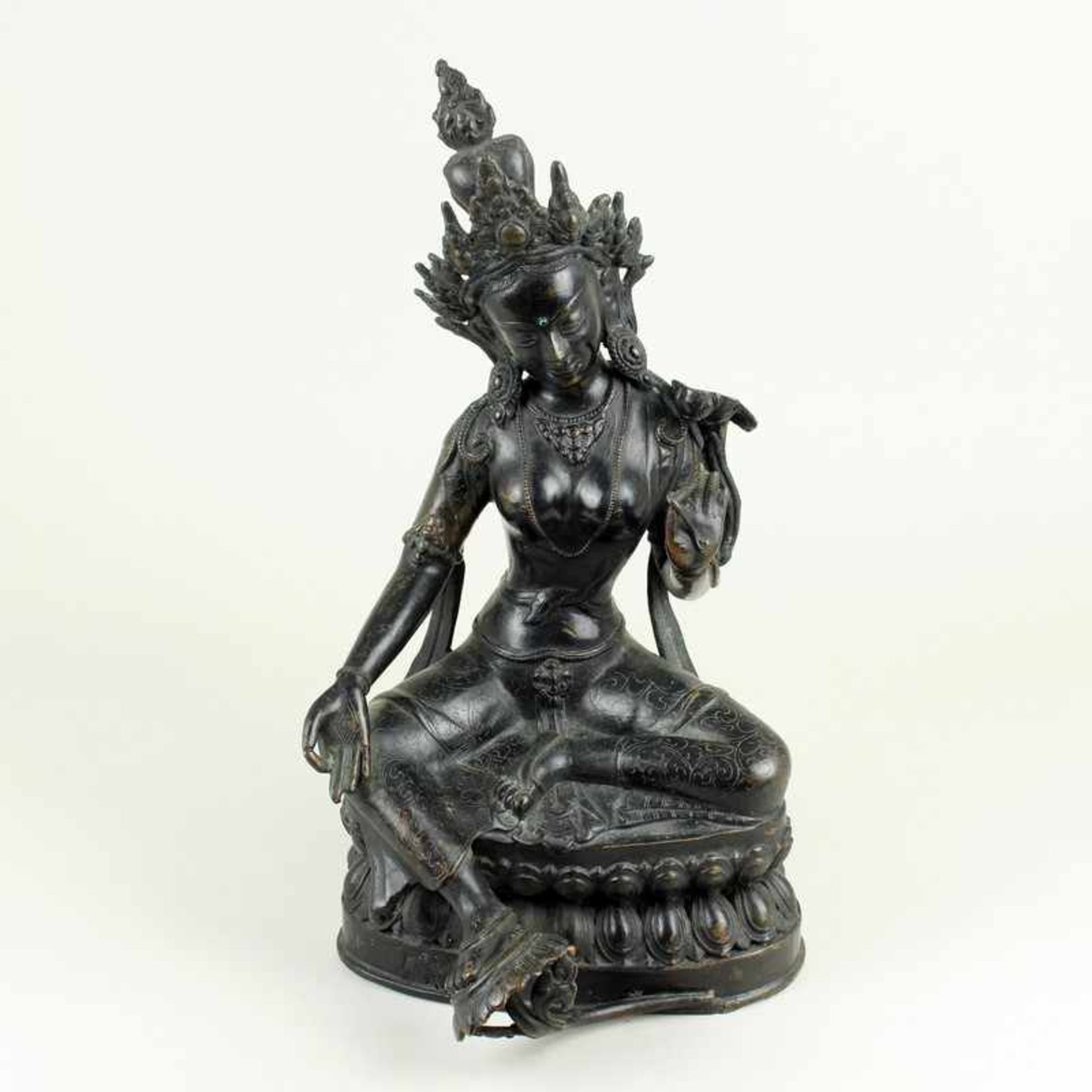 Buddhistische Figur um 1900, Metall, schwarz gefasst, vollplastische Figur einer auf Lotusthron