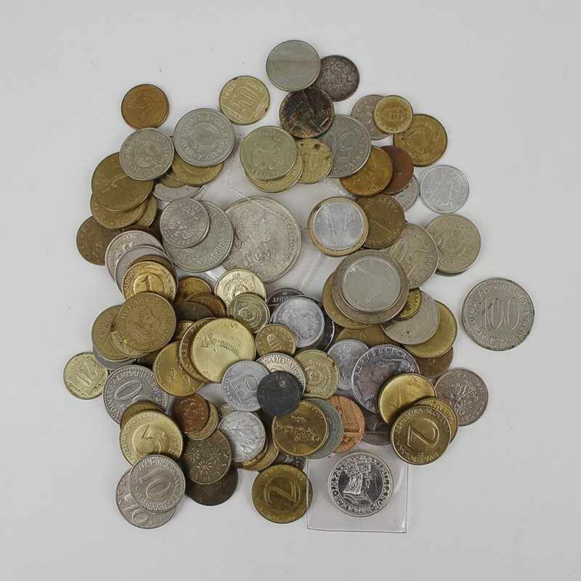 Münzen - Konvolut 105 St., 20.Jh., versch. Materialien, Wertigkeiten u. Länder, dabei Schilling,