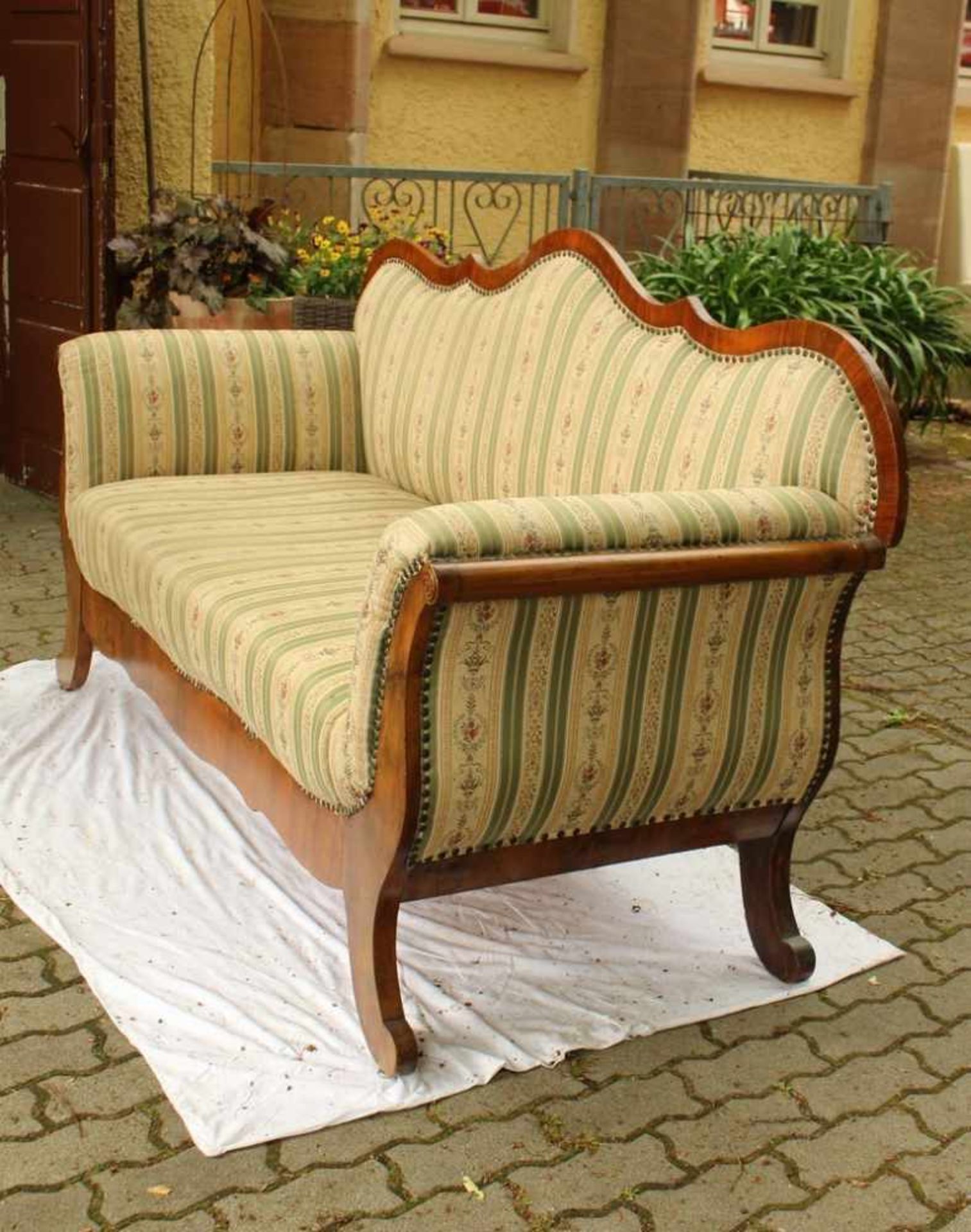 Biedermeier - Sofa um 1830, süddeutsch, Nussbaum furniert u. massiv, Volutenfüße, mehrfach - Bild 2 aus 3