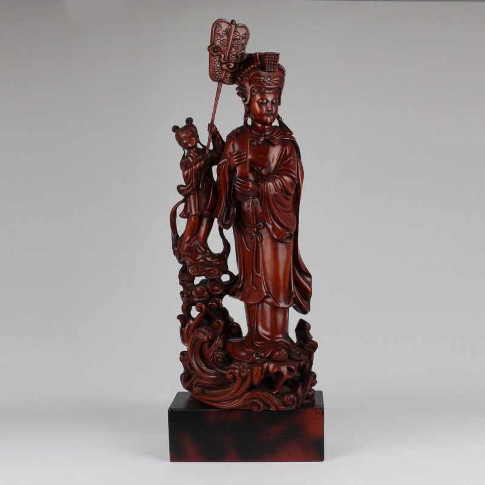 Figur - China 20.Jh., Mahagoni geschnitzt. rechteckige Plinthe (Riss), stehende weibl. Figur,