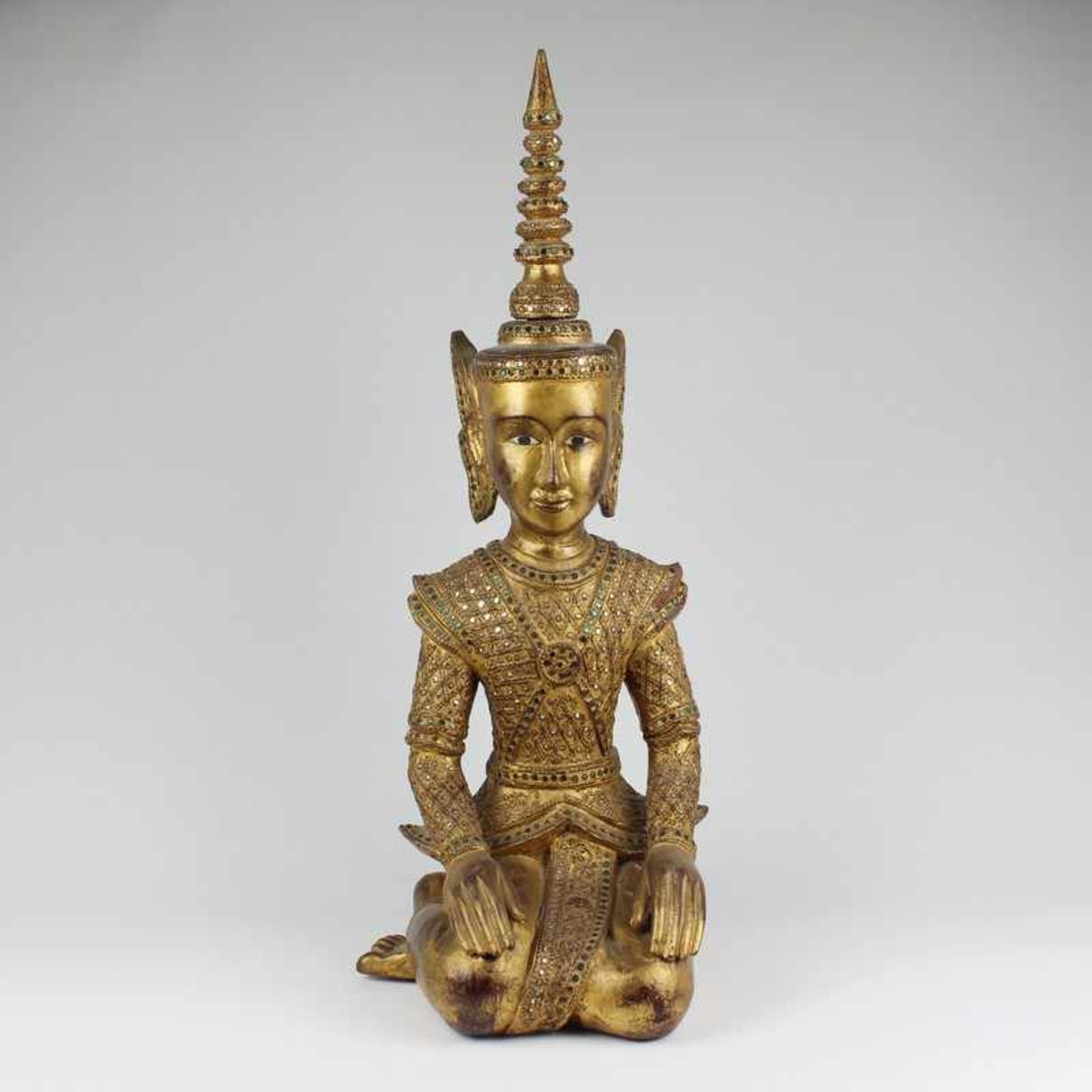Figur - Thailand 20.Jh., Holz geschnitzt, Tempeldiener, polychrom u. gold staff., Pailettenbesatz,
