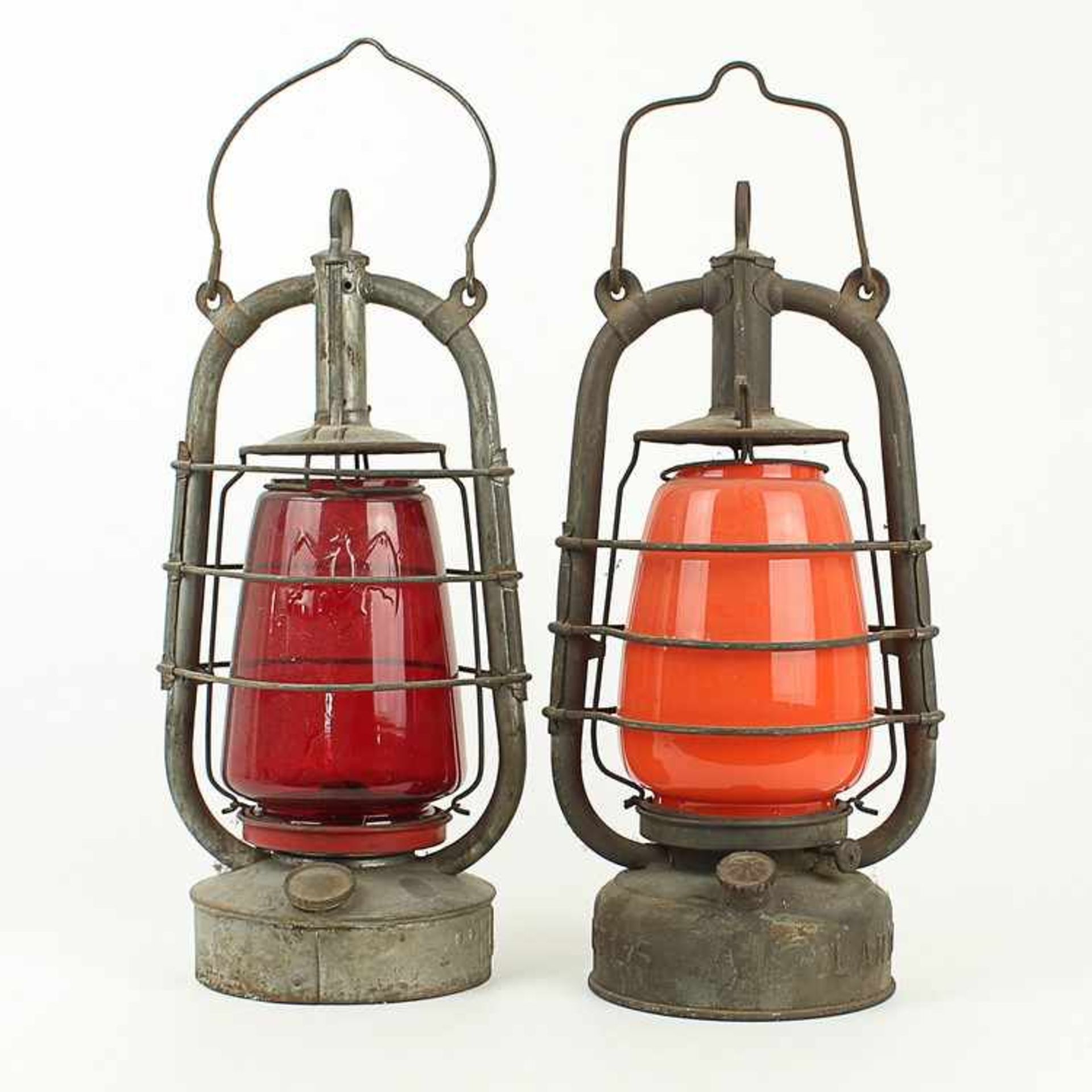 Öllampen2 St., Warnlampen, Metall, Glas, orange u. rot, "Landesbauamt Weissenfels", "BAT Brand",