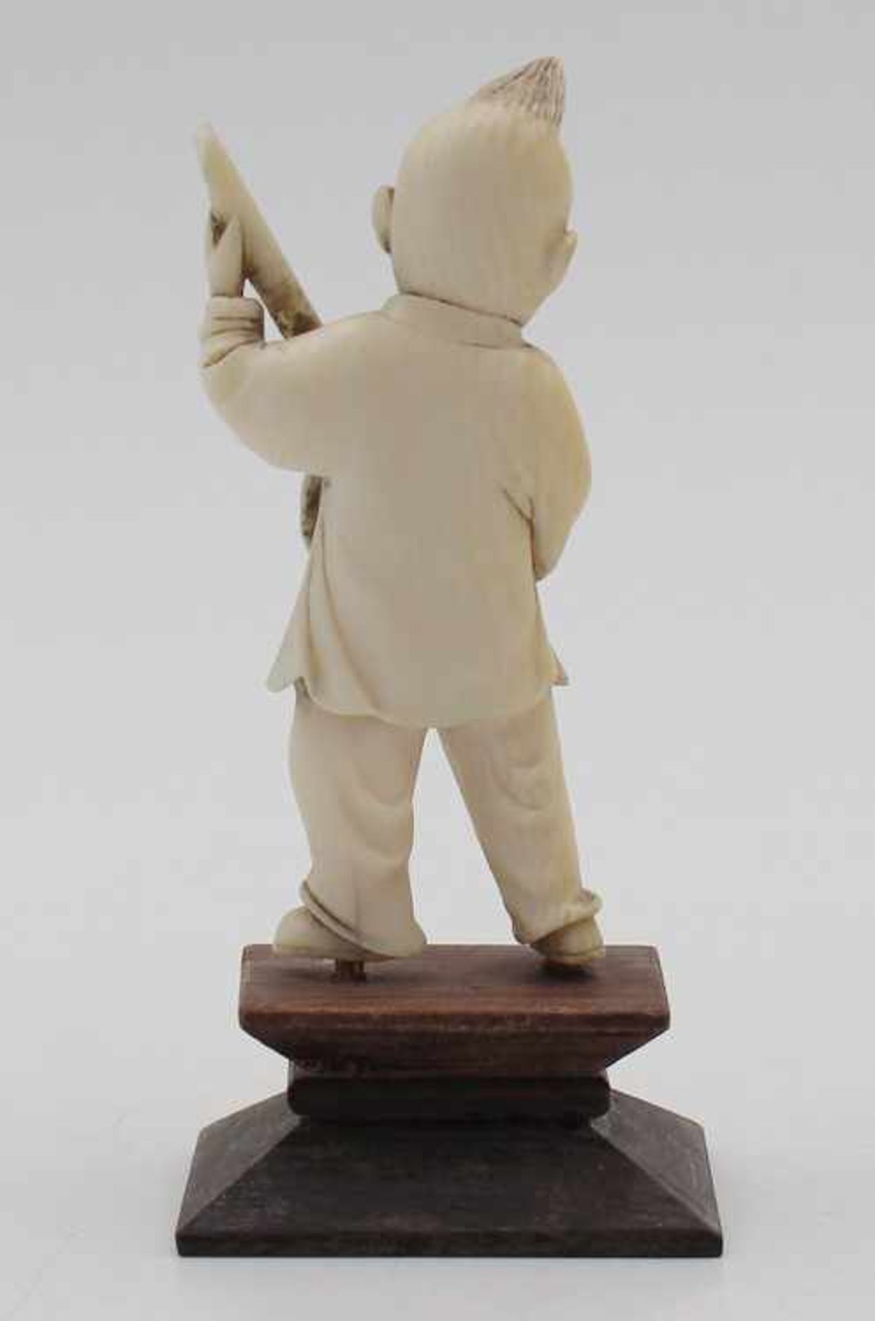 Figurum 1900, vollplastische Beinschnitzerei, asiatischer Mandolinenspieler, auf Holzplinthe - Bild 2 aus 2