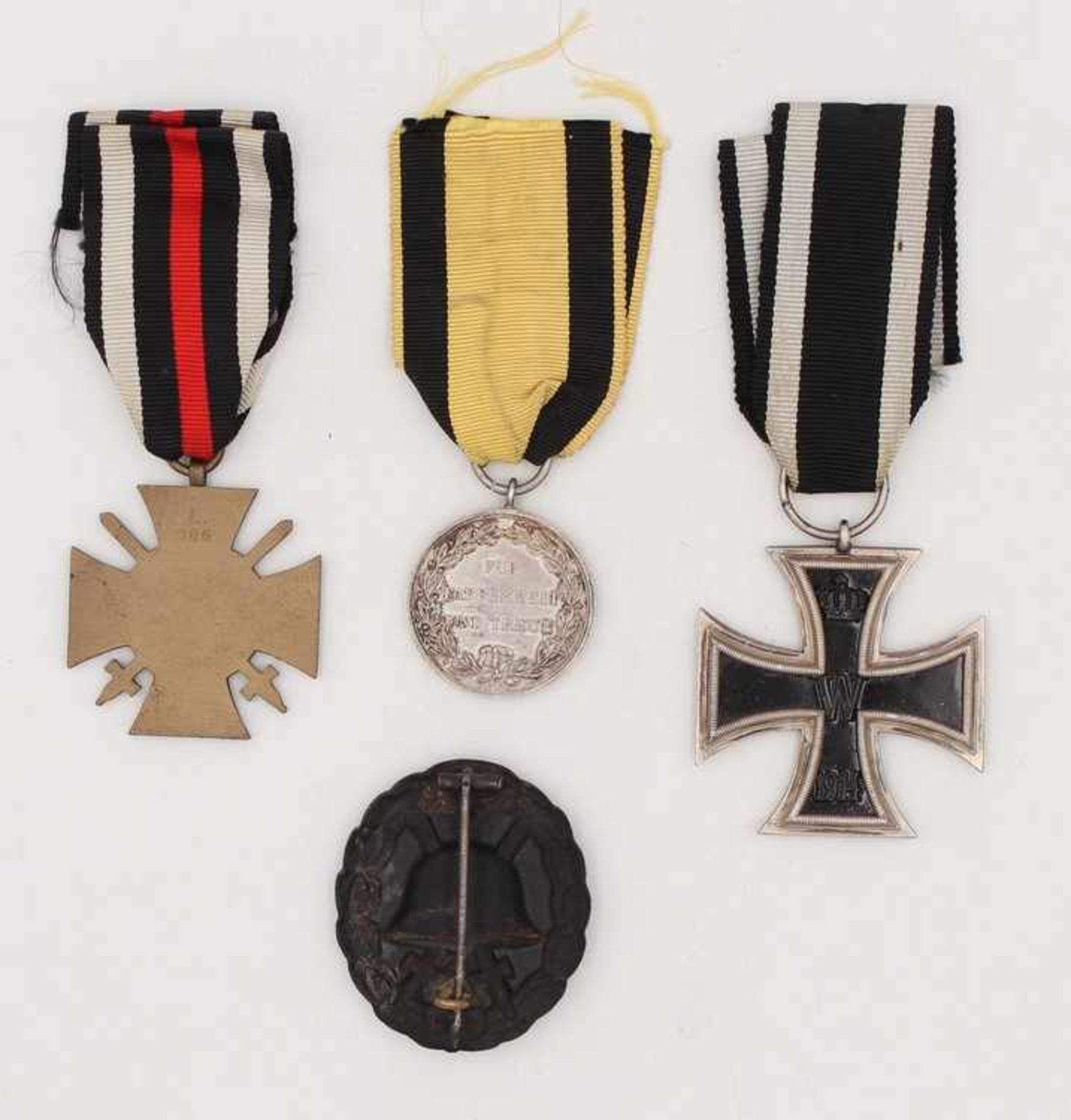 Abzeichen - 1.WK4 St., 1x Eisernes Kreuz 1813/1914 2. Klasse, 1x Verwundeten Abzeichen, hohl - Image 2 of 2