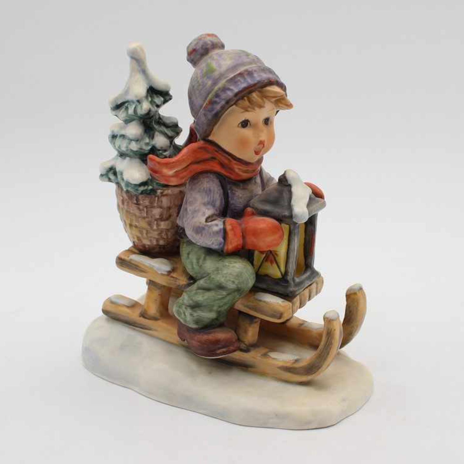 Hummel - Figurgem. Goebel, sign. am Sockel, Junge mit Schlitten, Weihnachtsbaum u. Laterne, Nr.