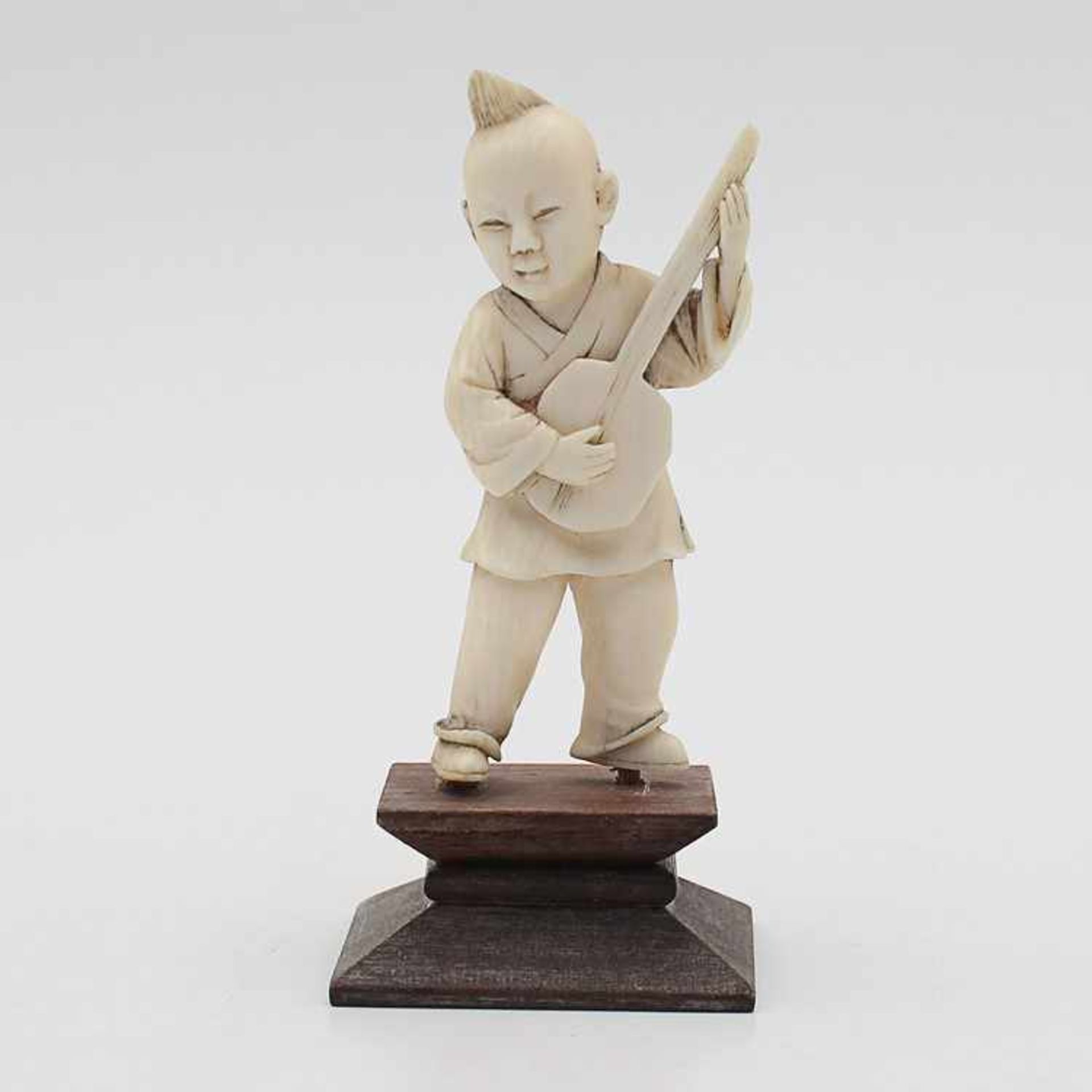 Figurum 1900, vollplastische Beinschnitzerei, asiatischer Mandolinenspieler, auf Holzplinthe