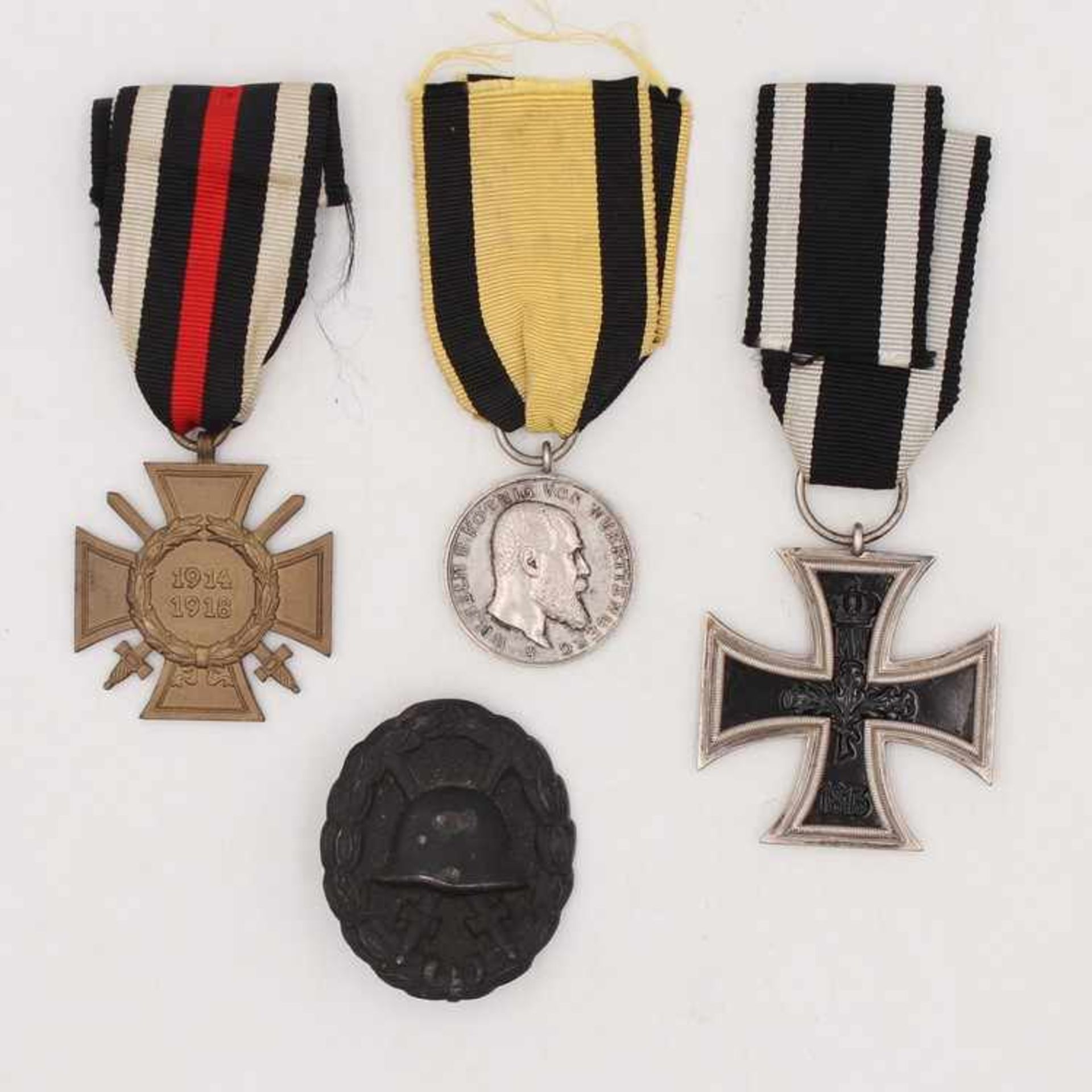 Abzeichen - 1.WK4 St., 1x Eisernes Kreuz 1813/1914 2. Klasse, 1x Verwundeten Abzeichen, hohl