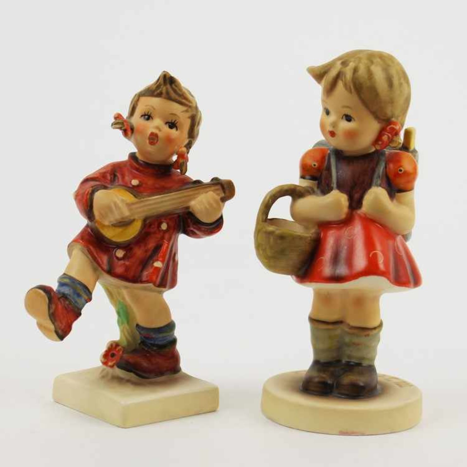 Hummel - Zwei Figurengem. Goebel, sign. am Sockel, 1x Mädchen mit Banjo, Nr. 86, 1x Schulmädchen,