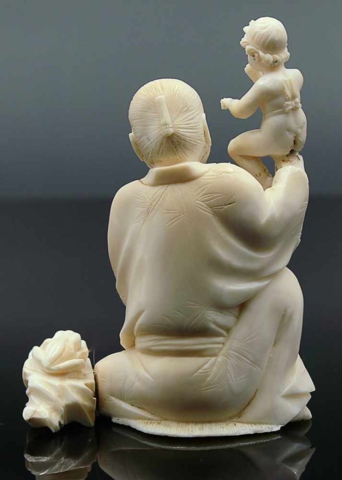 Figurvollplastische Beinschnitzerei, sitzender Mann m. einem Knaben in der Hand haltend, daneben ein - Bild 2 aus 5