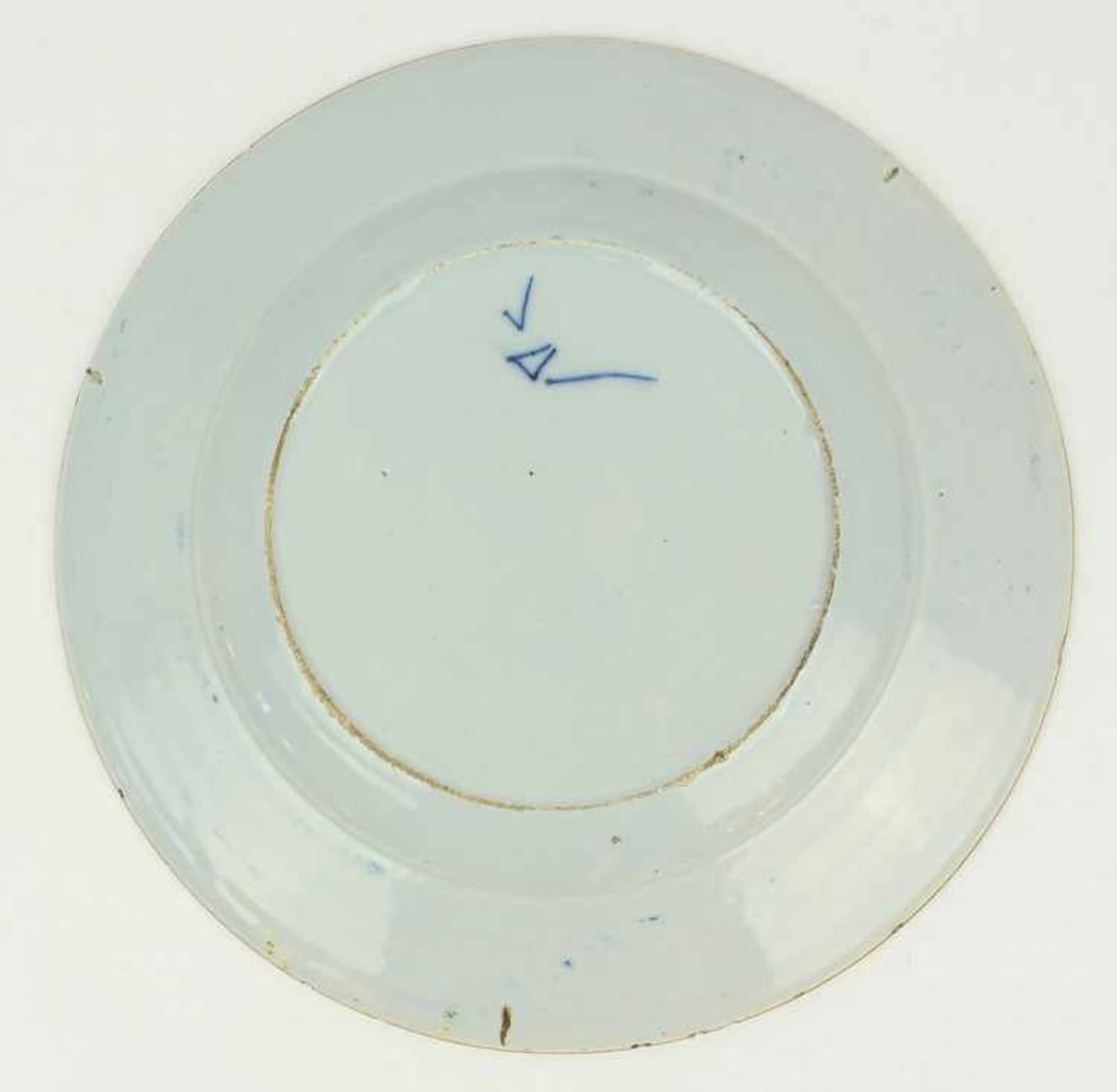 Fayenceplatte18.Jh., wohl Delft, rs. Pinselmarke, runde, gemuldete Platte mit ansteigender Fahne, - Image 2 of 2