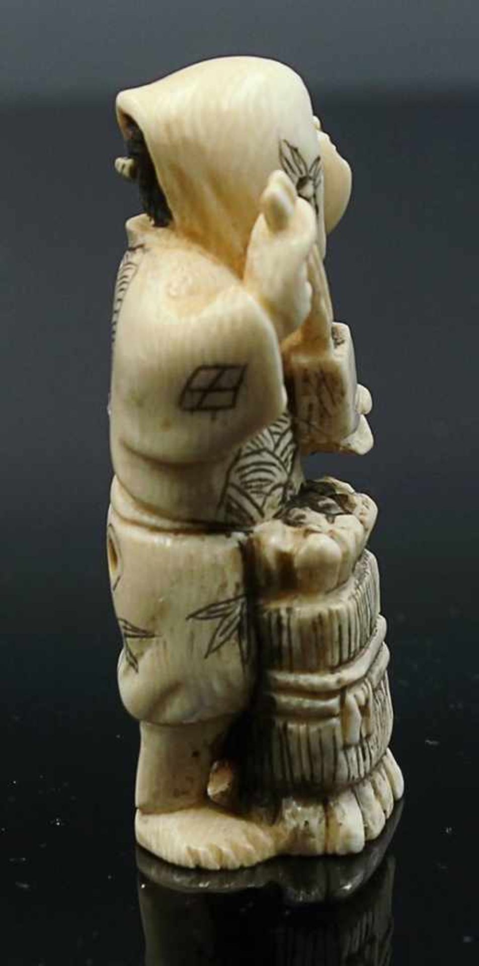 Netsukeum 1900, am Boden sign., vollplastische Schnitzerei, partiell geschwärzt, Shojo-Figur aus dem - Bild 4 aus 6