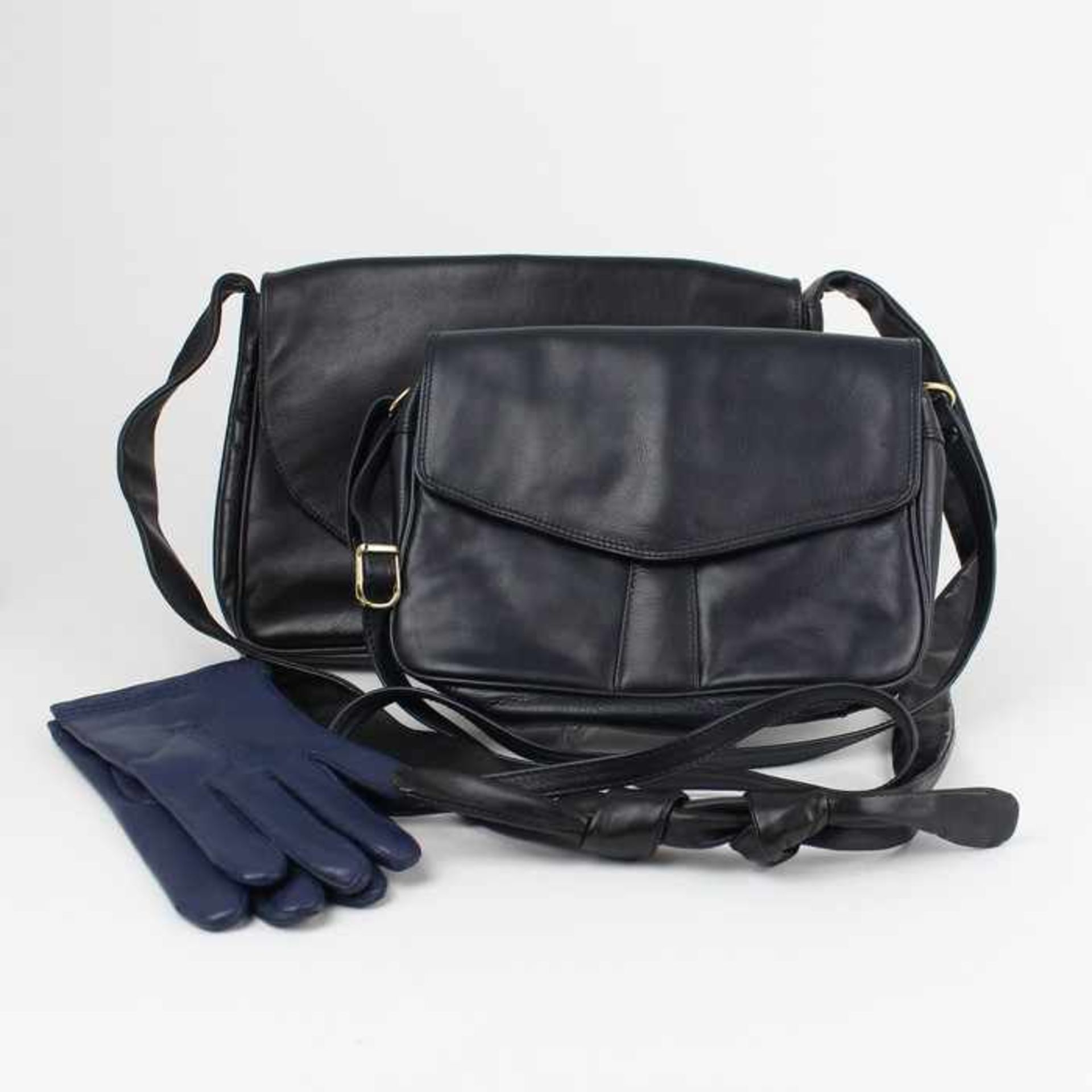 Damenaccessoires2 Handtaschen, schwarz, Schulterriemen, L 25 u. 33 cm, 1 Paar blaue Lederhandschuhe,