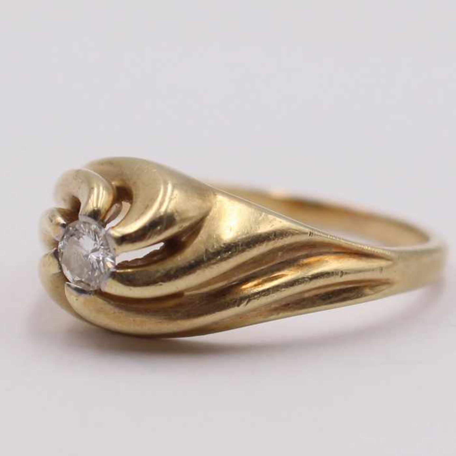 Damenring - DiamantGG 585, floral geschwungener Ringkopf, tlw. durchbrochen, mittig besetzt mit