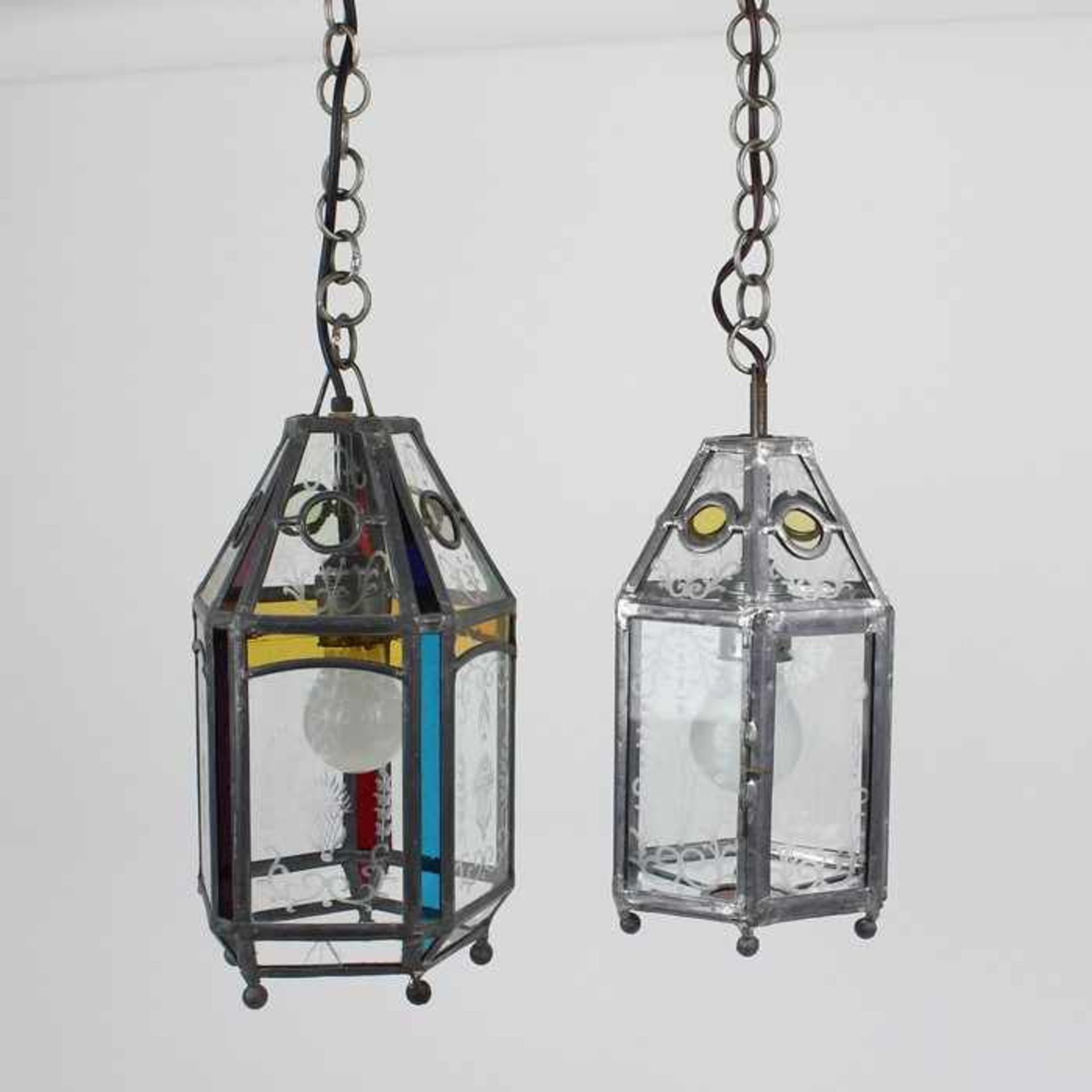 Deckenlampen - PaarZinn/Glas, 1-flammig, Laternenform, 1x 5eckig m. z.T. bunten Glassegmenten, 1x