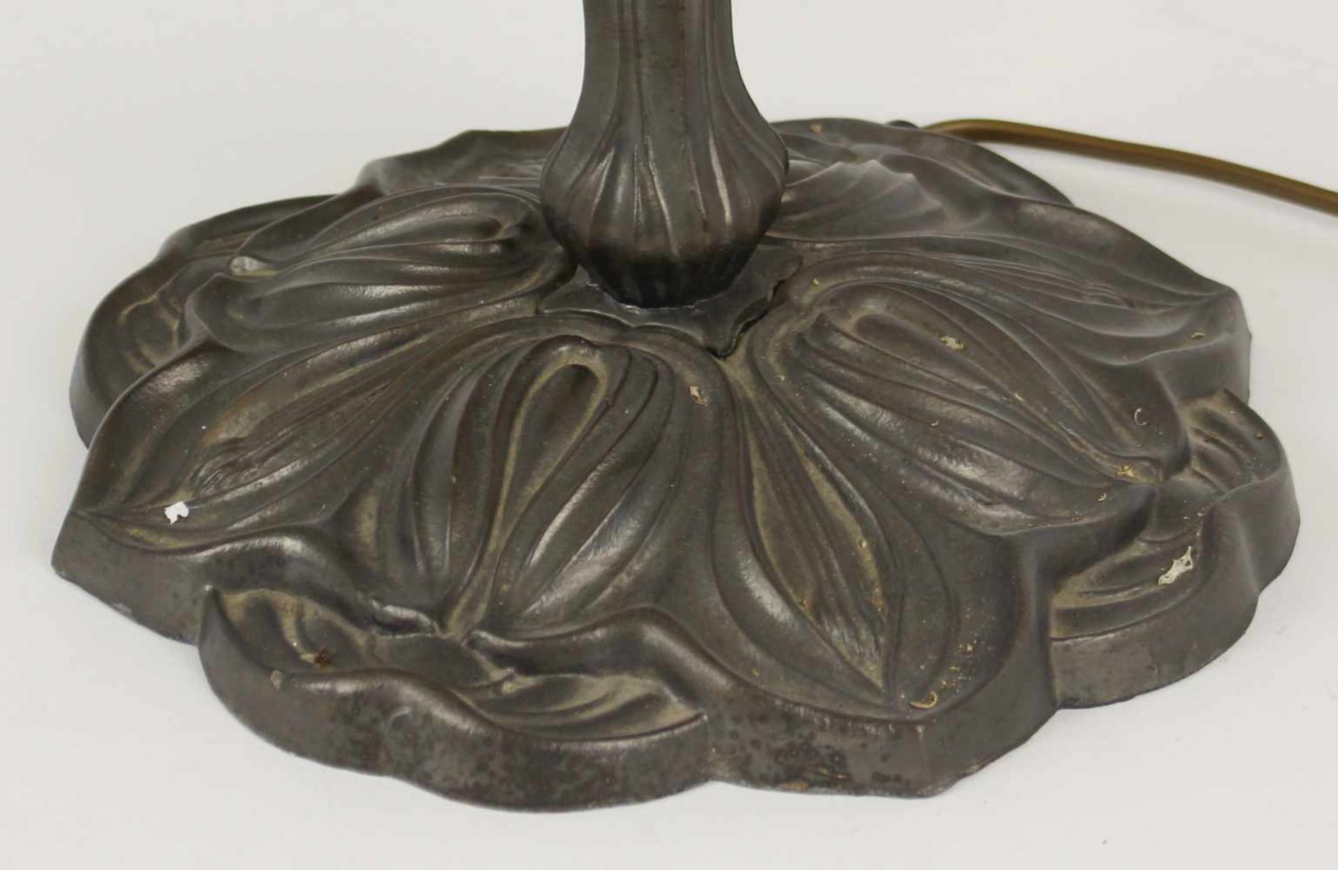 TischlampeTiffany Stil, bronzefarbenes Metall, einflammig, vegetabiler Fuß u. Schaft, weit - Bild 5 aus 5