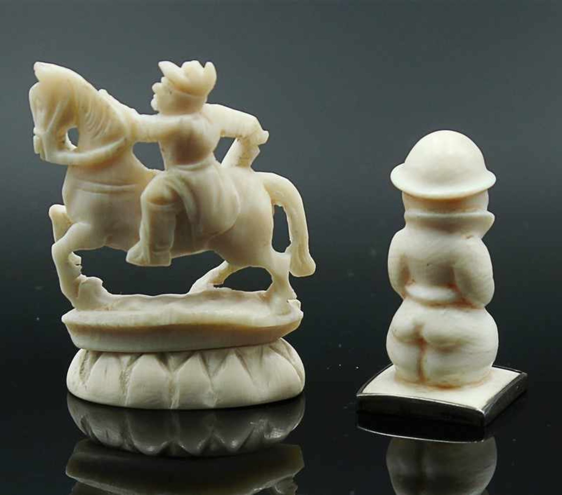 Figuren2 St., vollplastische Beinschnitzerei, 1x Mann m. Hut, 1x Samurai einen Pferd reitend, - Bild 2 aus 2