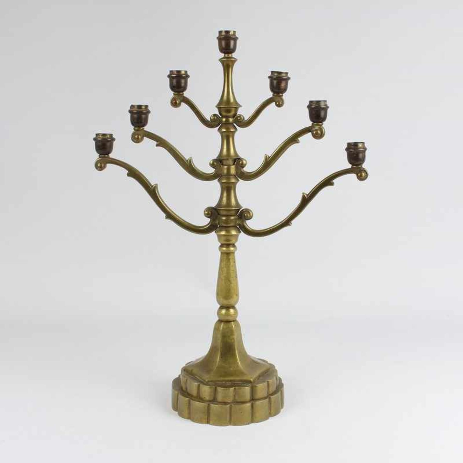 Chanukka - Leuchterum 1910, Messing, im Stil der Wiener Leuchter, 7flammig, passig runder Stand,