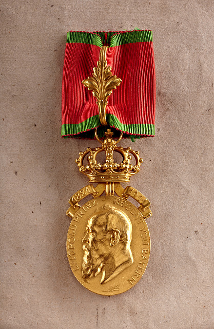 Orden & Ehrenzeichen Deutschland - Bayern : Prinzregent Luitpold - Medaille in Gold mit der Krone am - Image 4 of 5