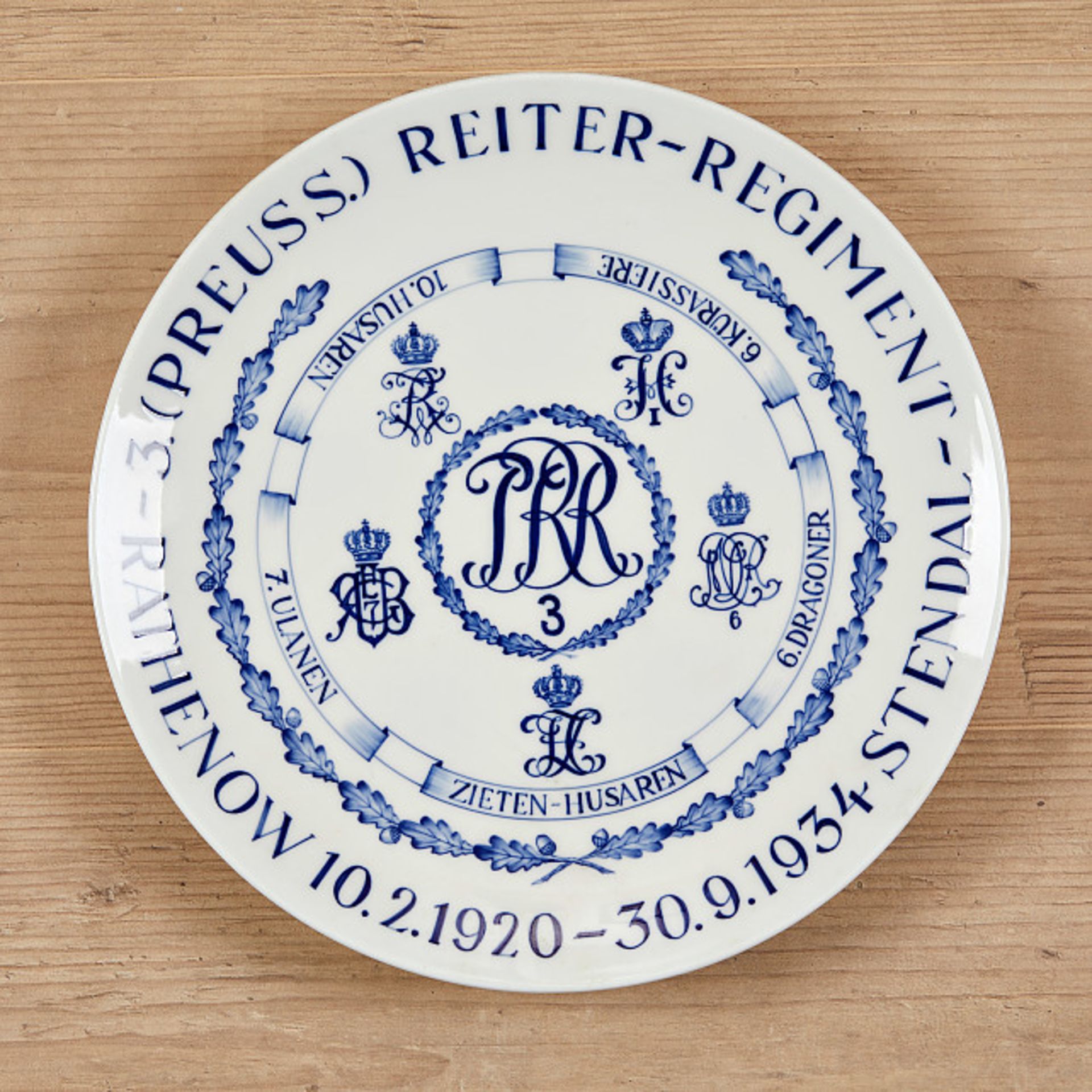 Meissen-Regimentsteller des 3. Preussischen Reiter-Regiments.Weiß glasiertes Porzellan mit blauem