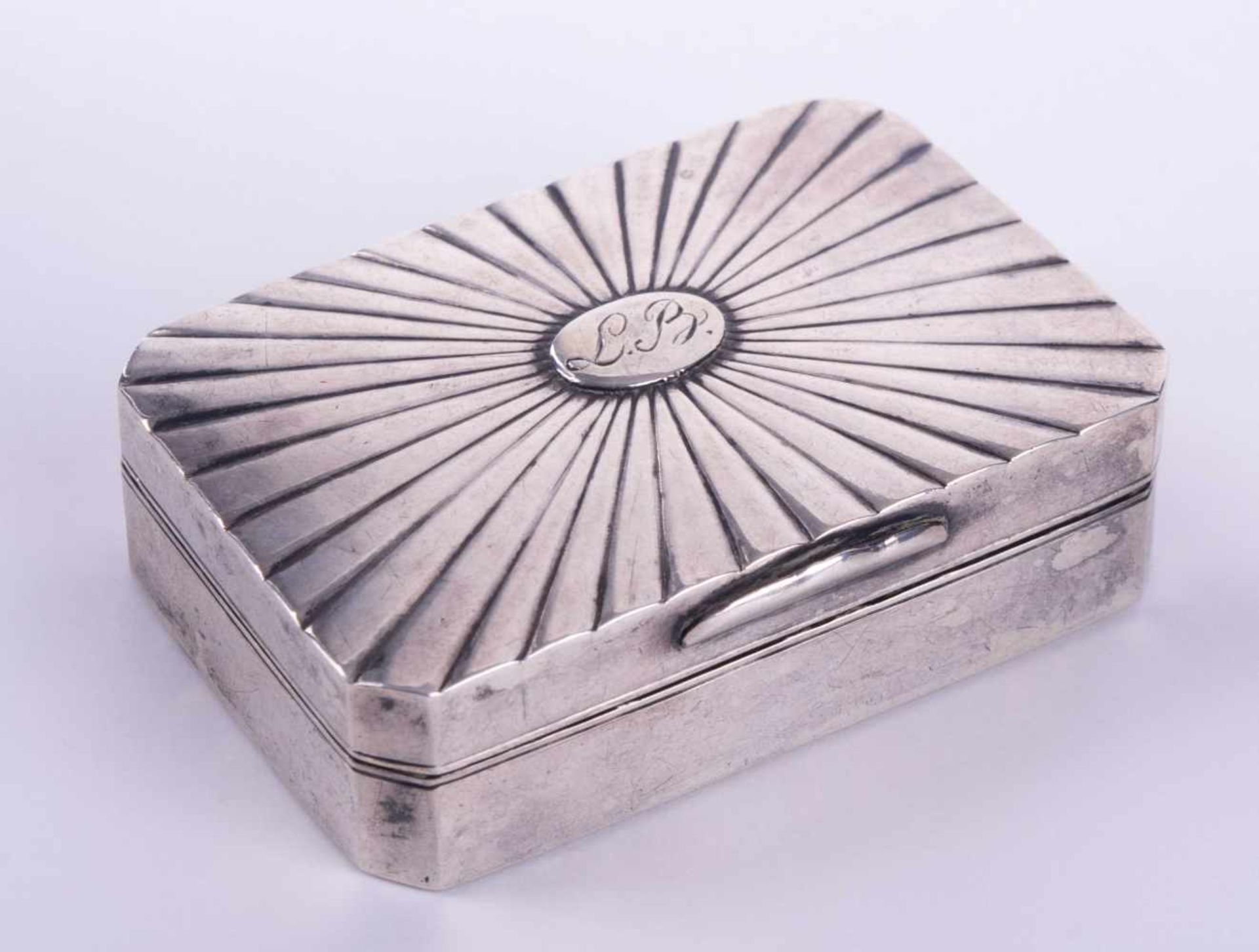 Schnupftabakdose 19. Jhd. / Tabatiére, 19th century Silber geprüft, Deckel mit Monogramm, innen