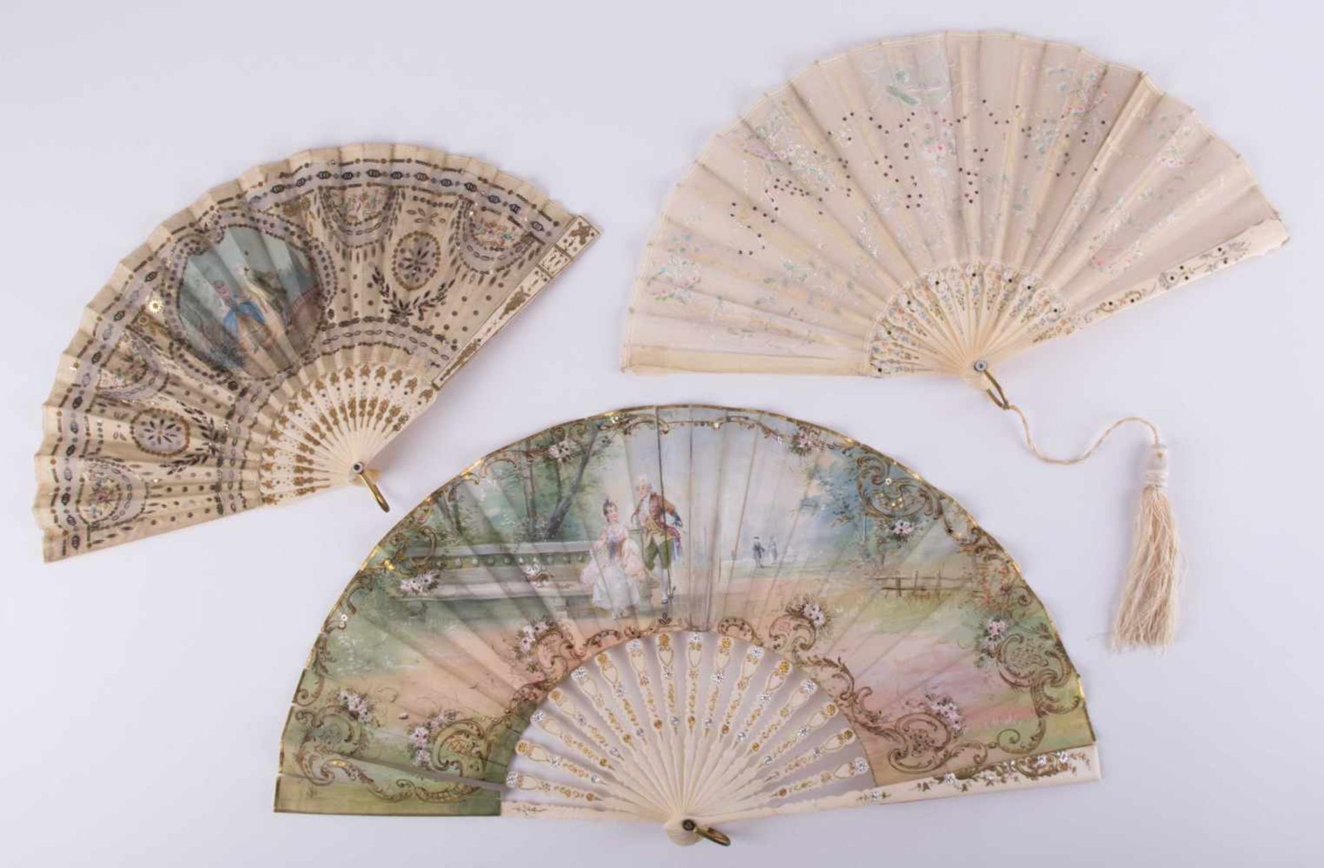 3 Seidenfächer 19. Jhd. / 3 silk fans, 19th century je Bein ziseliert, alle farbig bemalt mit