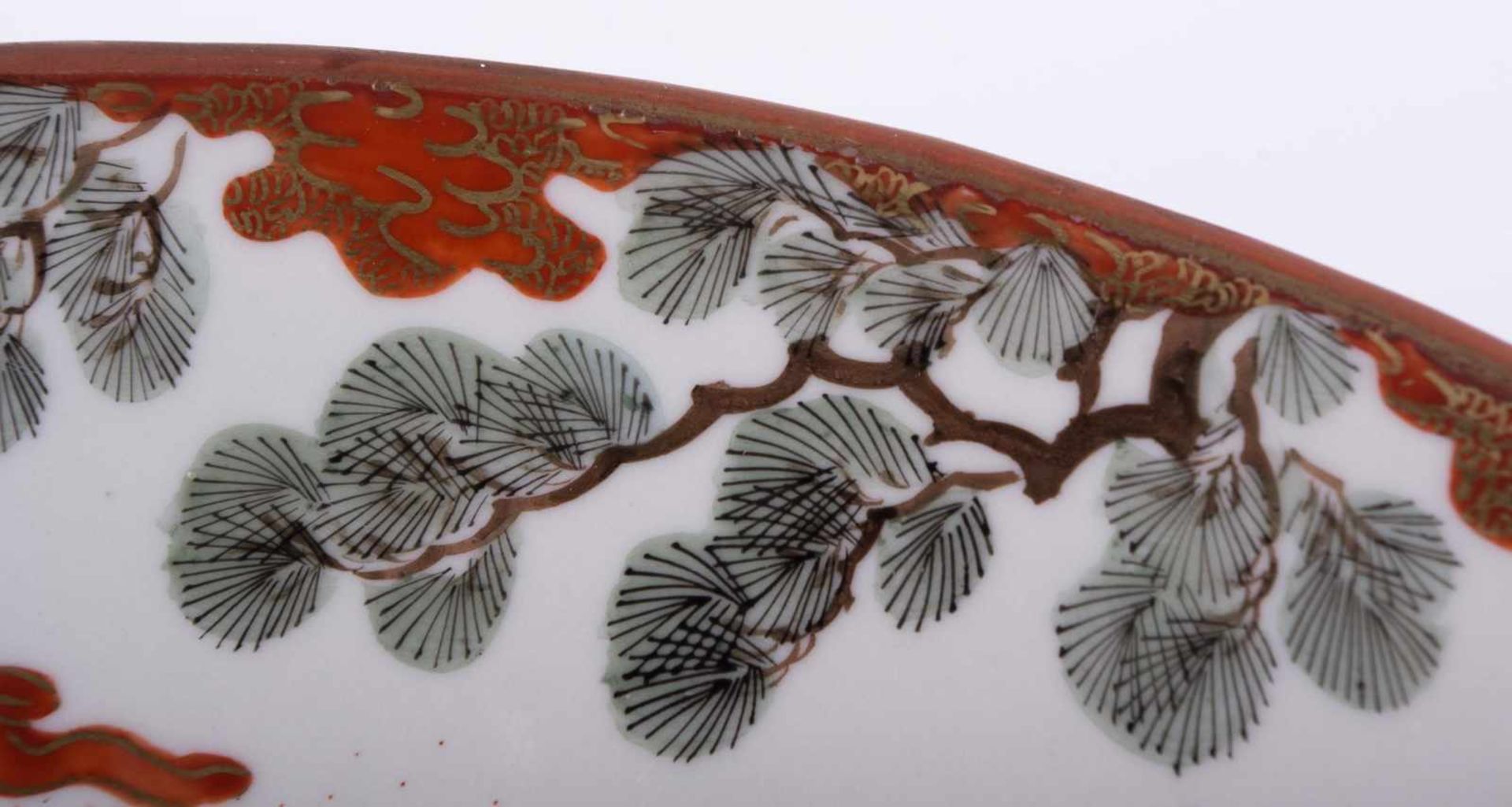 großer Teller Japan 19. Jhd./ Large plate, Japan 19th century farbig und goldstaffiert, unterm Stand - Bild 3 aus 8