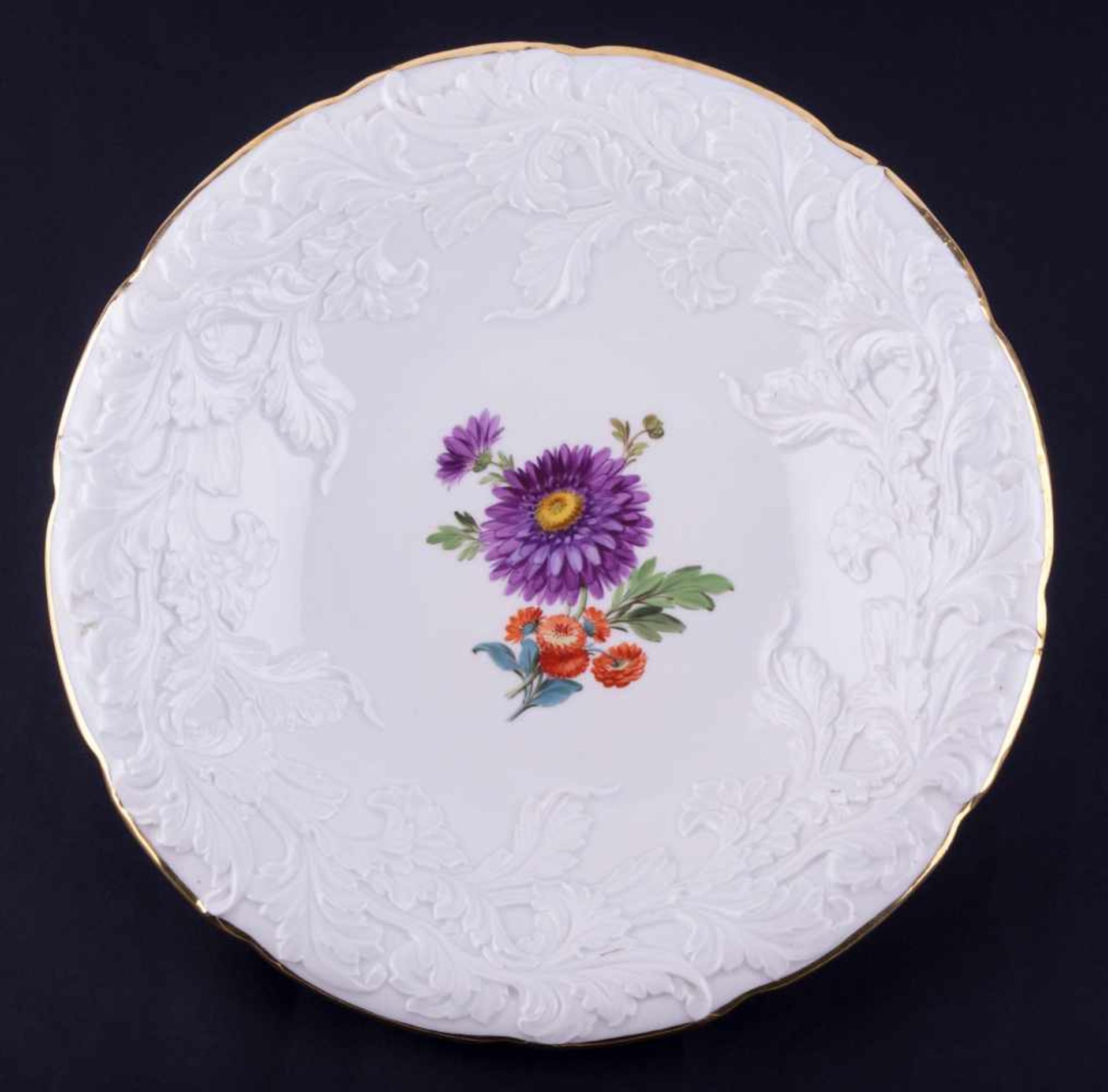 Prunkschale, Meissen Pfeifferzeit / Decoration bowl, Meissen Fahne mit üppigem Rankenrelief, Rand