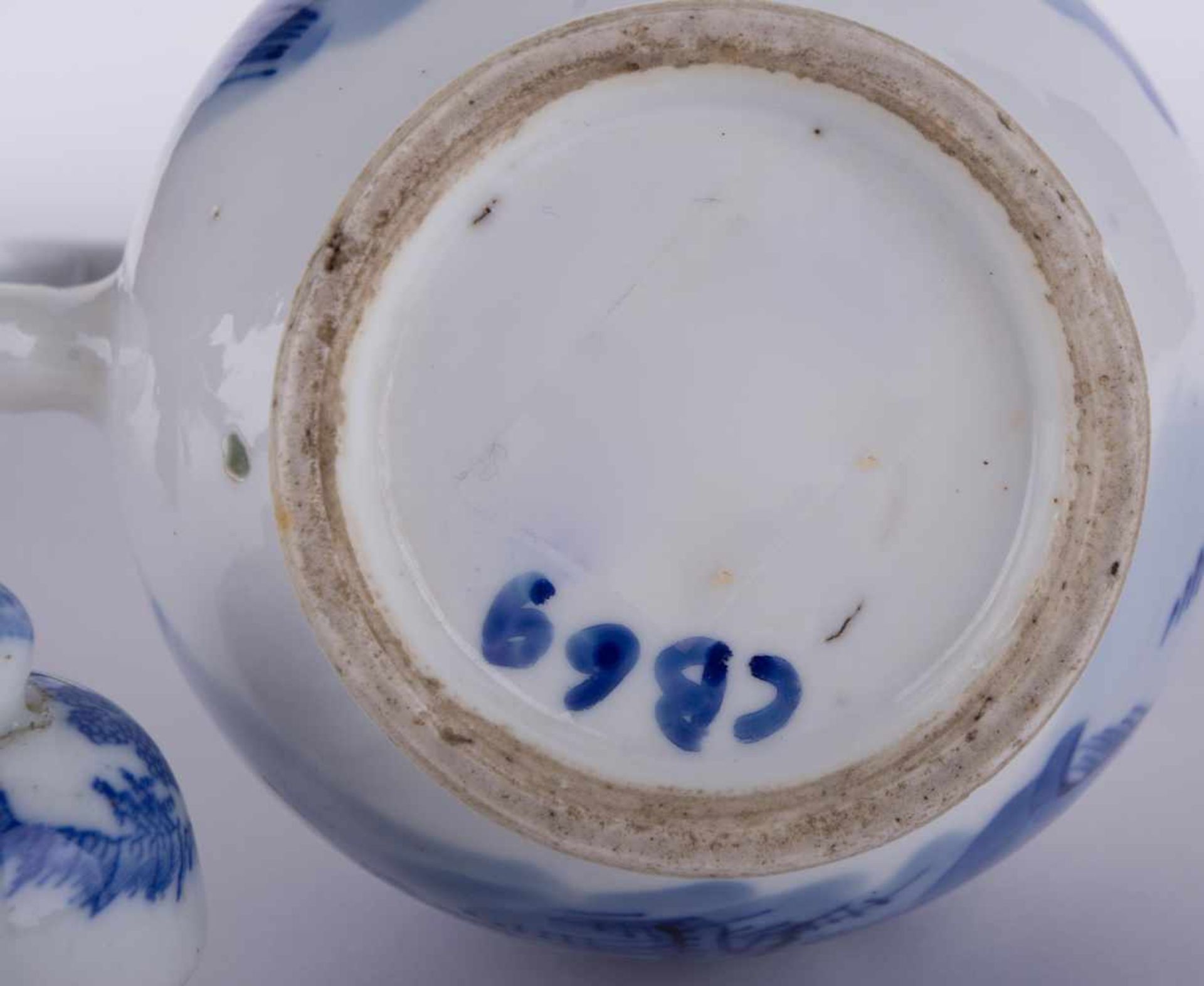 Kanne China 19. Jhd. / Pot, China 19th century blau weiß Malerei, unterm Stand alte Sammlungsnummer, - Image 5 of 5