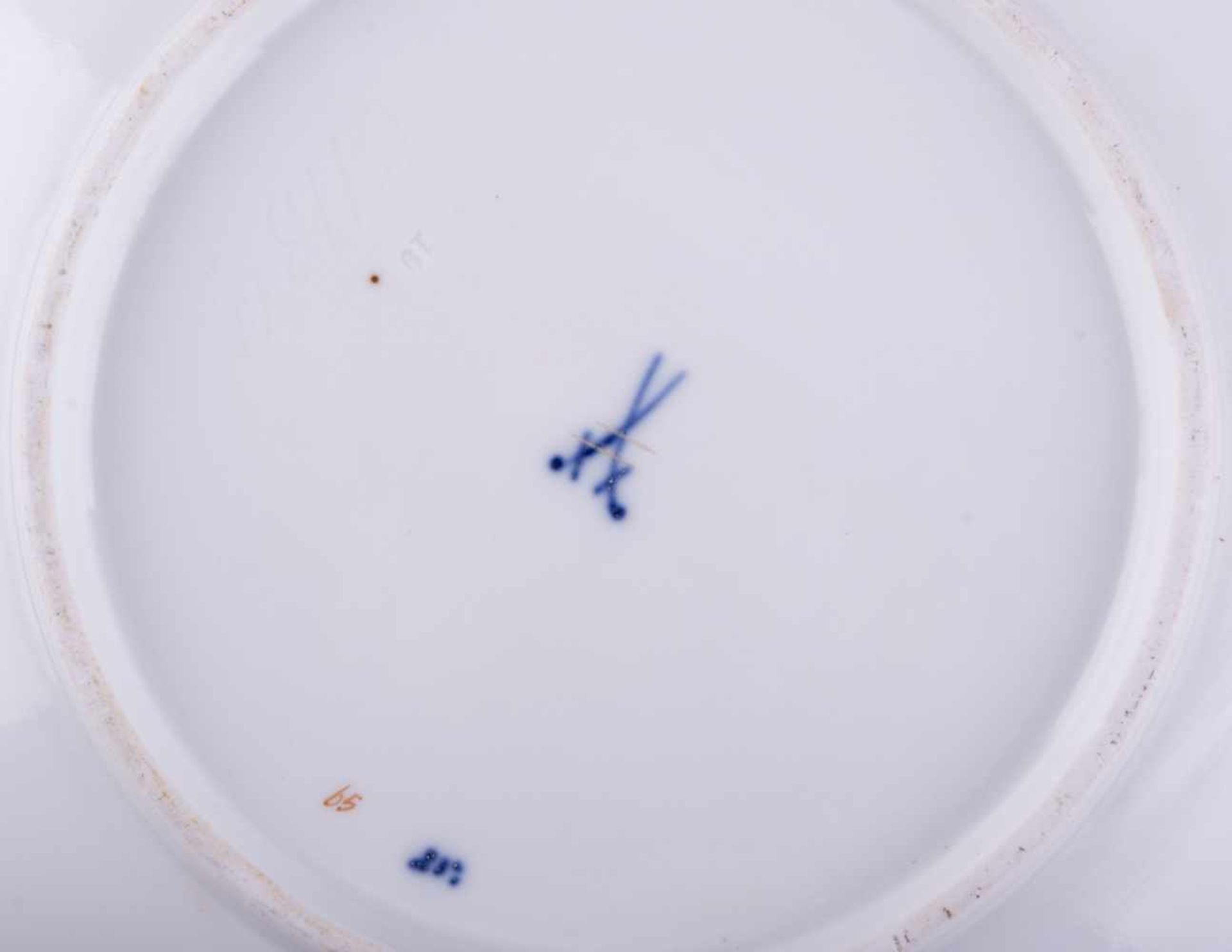Prunkschale, Meissen Pfeifferzeit / Decoration bowl, Meissen Fahne mit üppigem Rankenrelief, Rand - Bild 4 aus 4