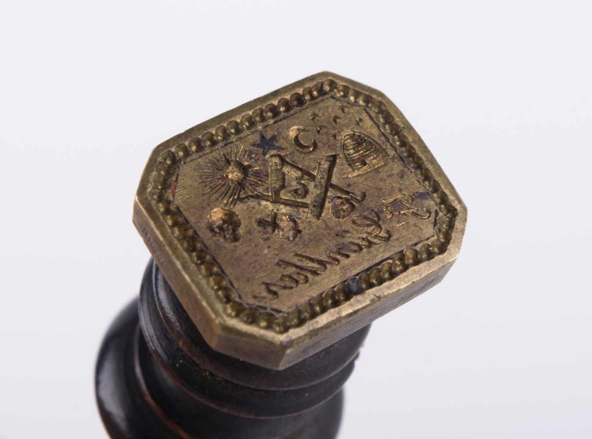 Freimaurer Petschaft um 1900 / Freemason signet, about 1900 Bronze mit Holzschaft, L: ca. 8 cm - Bild 2 aus 2