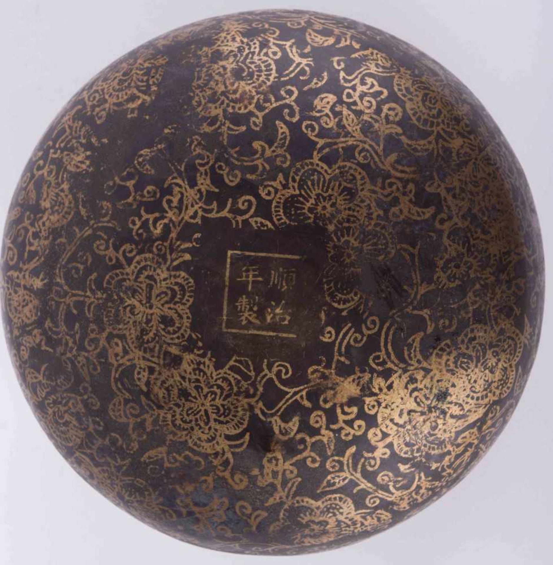 Wärmflasche China 19. Jhd. / Hot-water bottle, China 19thcentury Bronze, goldstaffiert, unterm Stand - Bild 6 aus 6