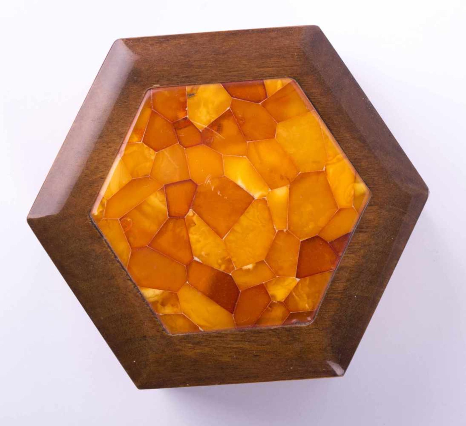 Konvolut Bernsteinobjekte / A group of amber objects 1 Schale (Fischland Darß) Ø 26,5 cm, 1 - Bild 3 aus 3