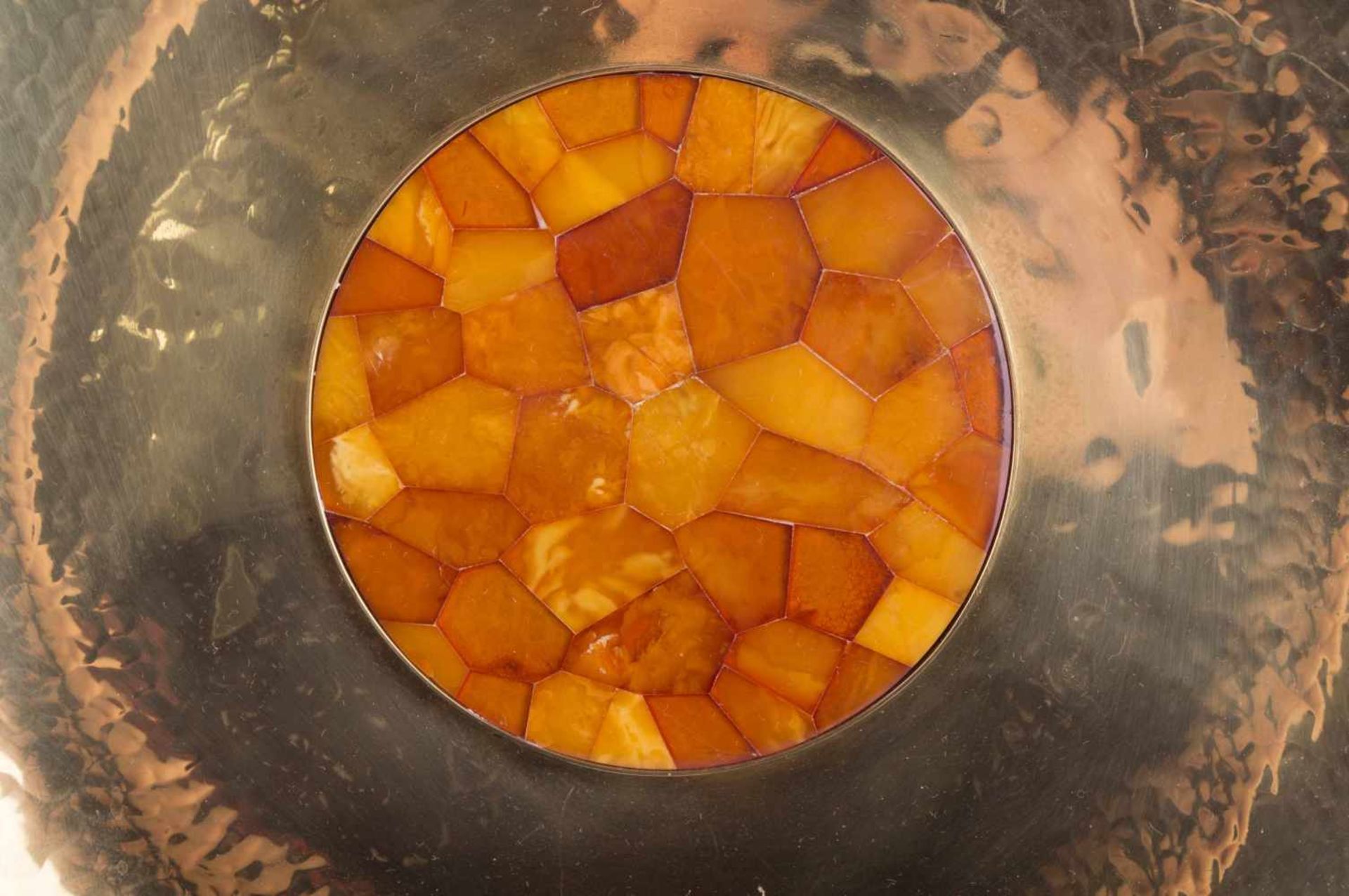 Konvolut Bernsteinobjekte / A group of amber objects 1 Schale (Fischland Darß) Ø 26,5 cm, 1 - Bild 2 aus 3