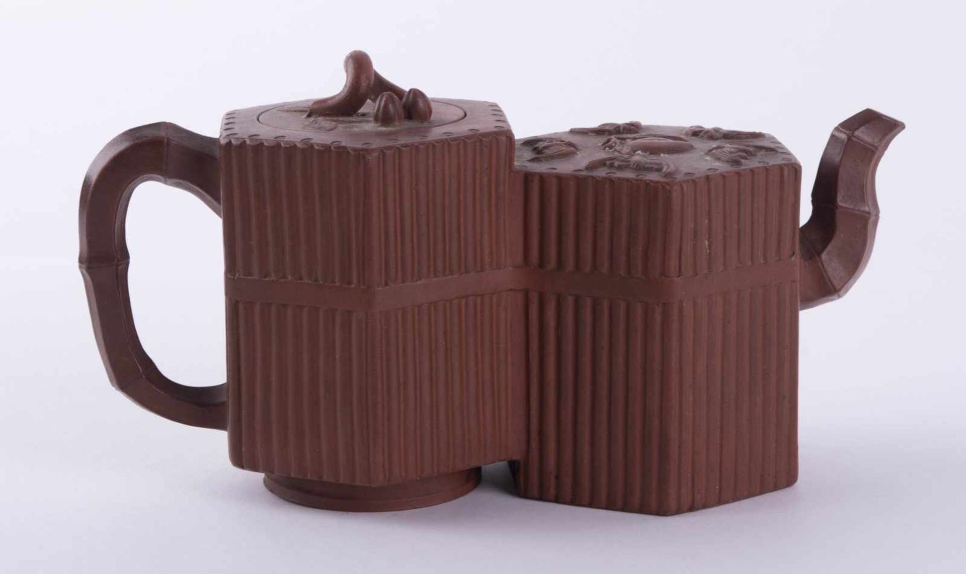 Zishakanne China 19. Jhd. / Tea Pot, China 19th century mit Pfirsich- und Fledermausdekor, H: 11 cm,