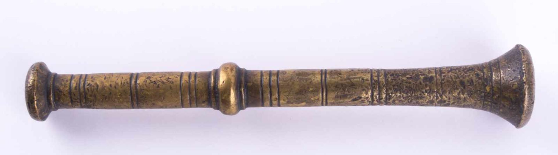 Mörser Nürnberg um 1700 / Nuremberg mortar about 1700 Bronze, mit Pistill, H: 11,5 cm, Ø 10,5 cm - Bild 2 aus 2