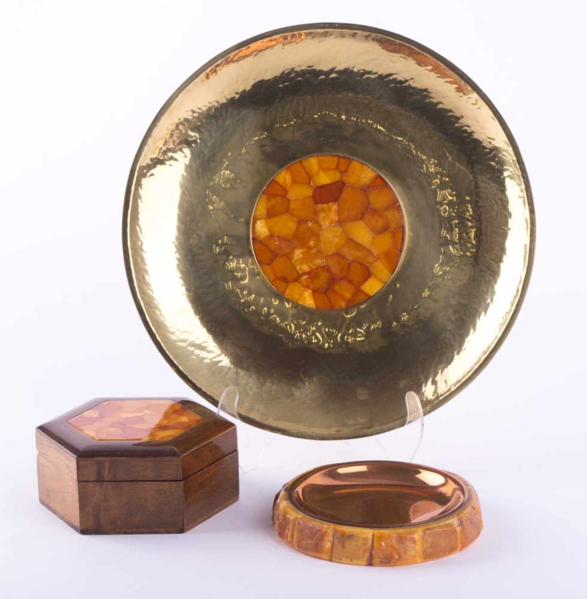 Konvolut Bernsteinobjekte / A group of amber objects 1 Schale (Fischland Darß) Ø 26,5 cm, 1