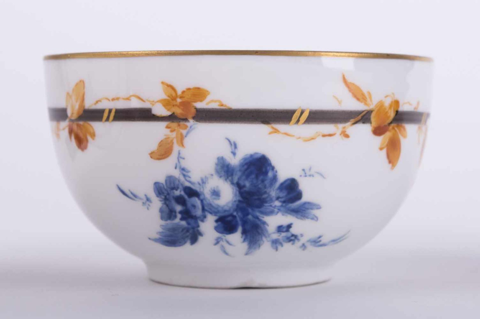 Tasse Meissen um 1751 / Cup, Meissen about 1751 farbig und goldstaffiert, in blau deutsche Blumen - Bild 5 aus 7