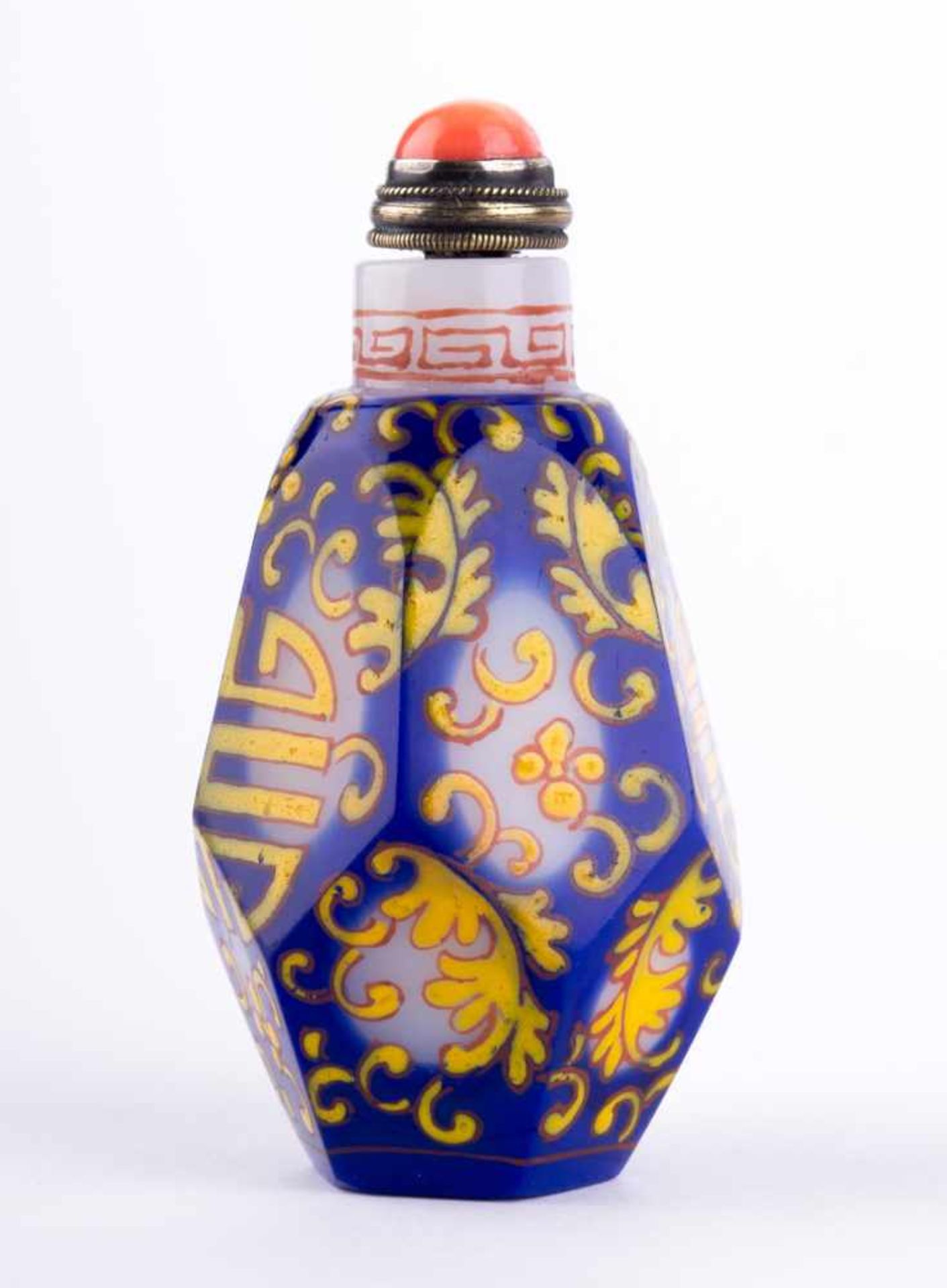 Snuffbottle China um 1900 Milchglas, farbig staffiert, Verschluß mit Koralle, H: ca. 70 mm, - Bild 2 aus 4