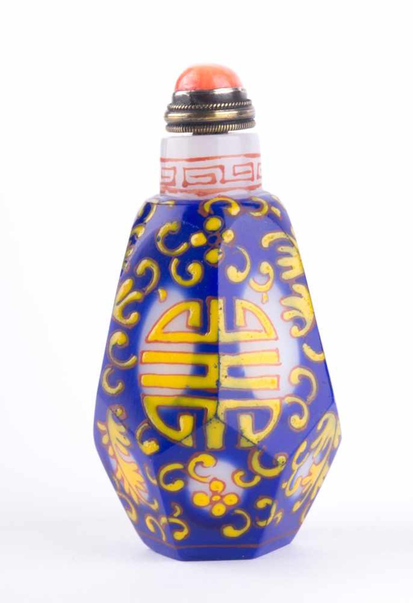 Snuffbottle China um 1900 Milchglas, farbig staffiert, Verschluß mit Koralle, H: ca. 70 mm,
