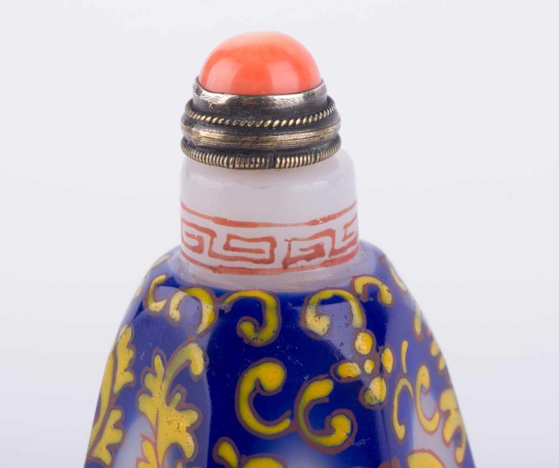 Snuffbottle China um 1900 Milchglas, farbig staffiert, Verschluß mit Koralle, H: ca. 70 mm, - Bild 3 aus 4