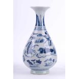 Vase China unterglasurblau bemalt, unterm Stand blaue 6 Zeichenmarke, H: 23 cm Vase China painted