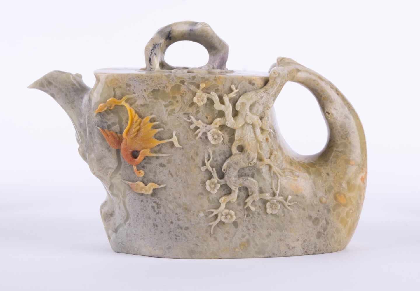 Teekanne China Speckstein, feine Schnitzerei, Deckelbekrönung mit einem Ast, H: 10,5 cm, B: 15 cm