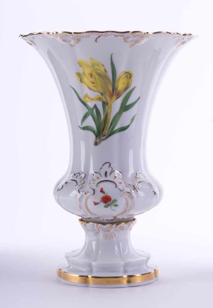 Trompetenvase Meissen um 1930 polychrom bemalt, goldstaffiert, blaue Schwertermarke, 1. Wahl, H: