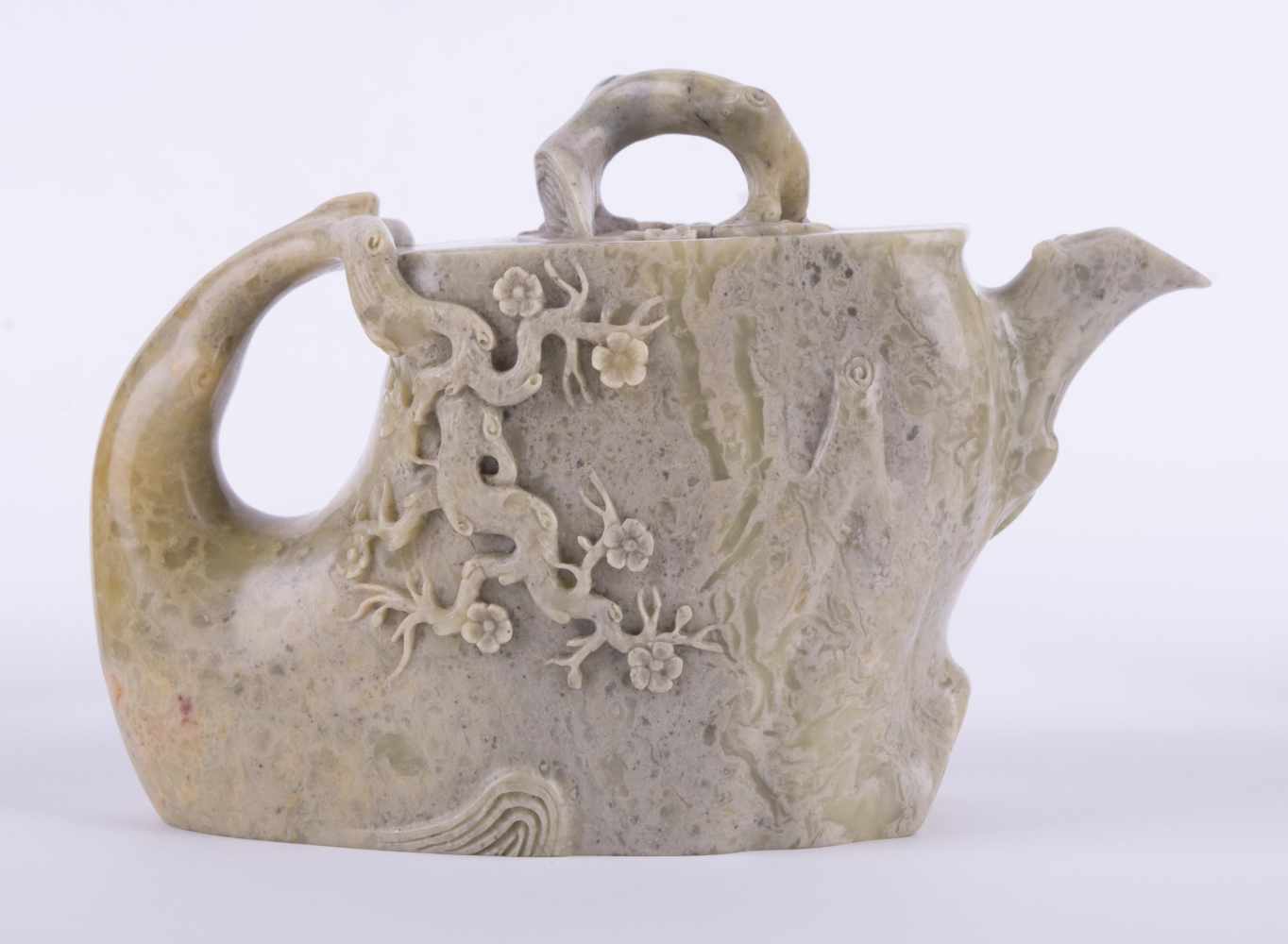Teekanne China Speckstein, feine Schnitzerei, Deckelbekrönung mit einem Ast, H: 10,5 cm, B: 15 cm - Image 2 of 3